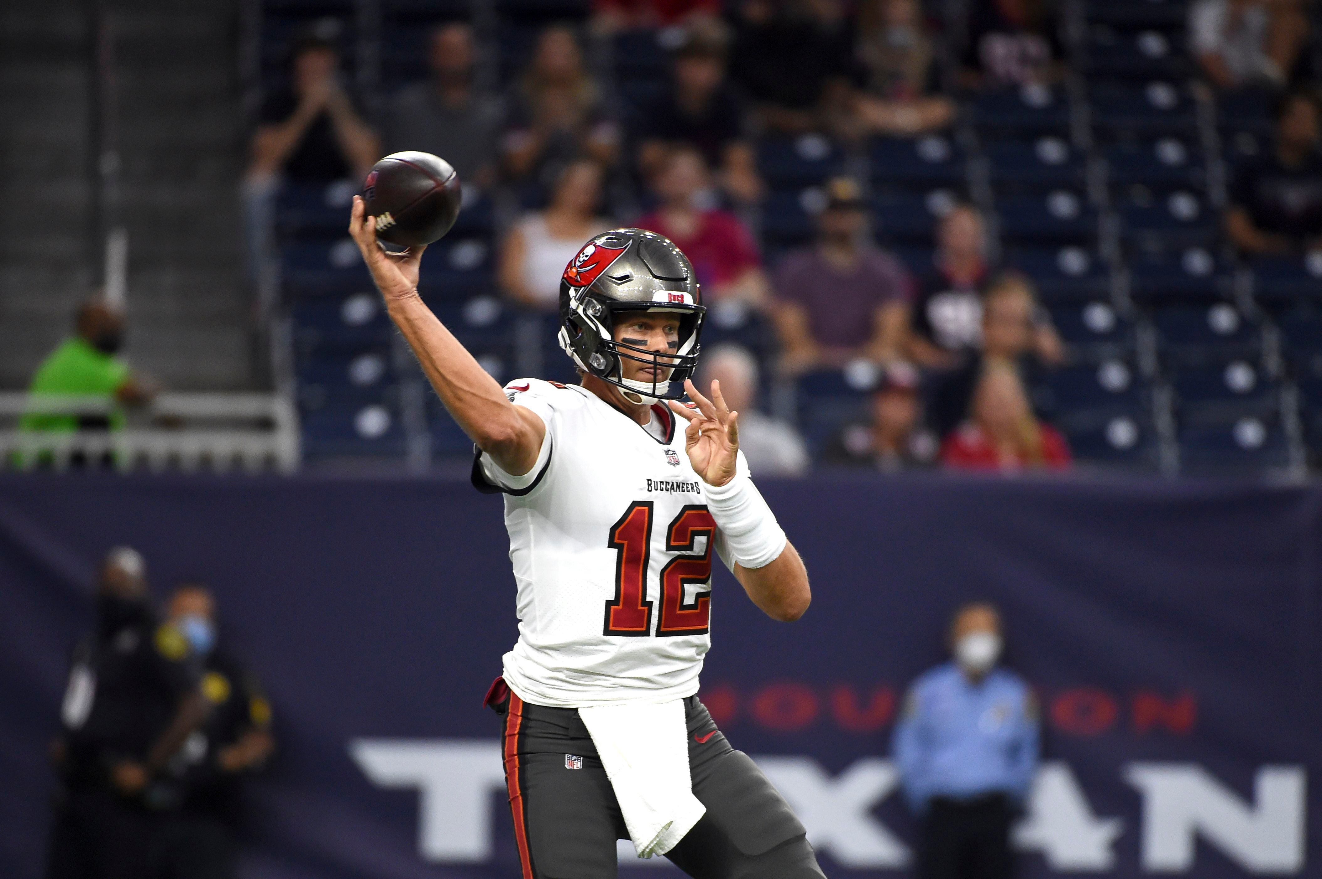 Brady throws touchdown pass as Buccaneers beat Texans 23 16