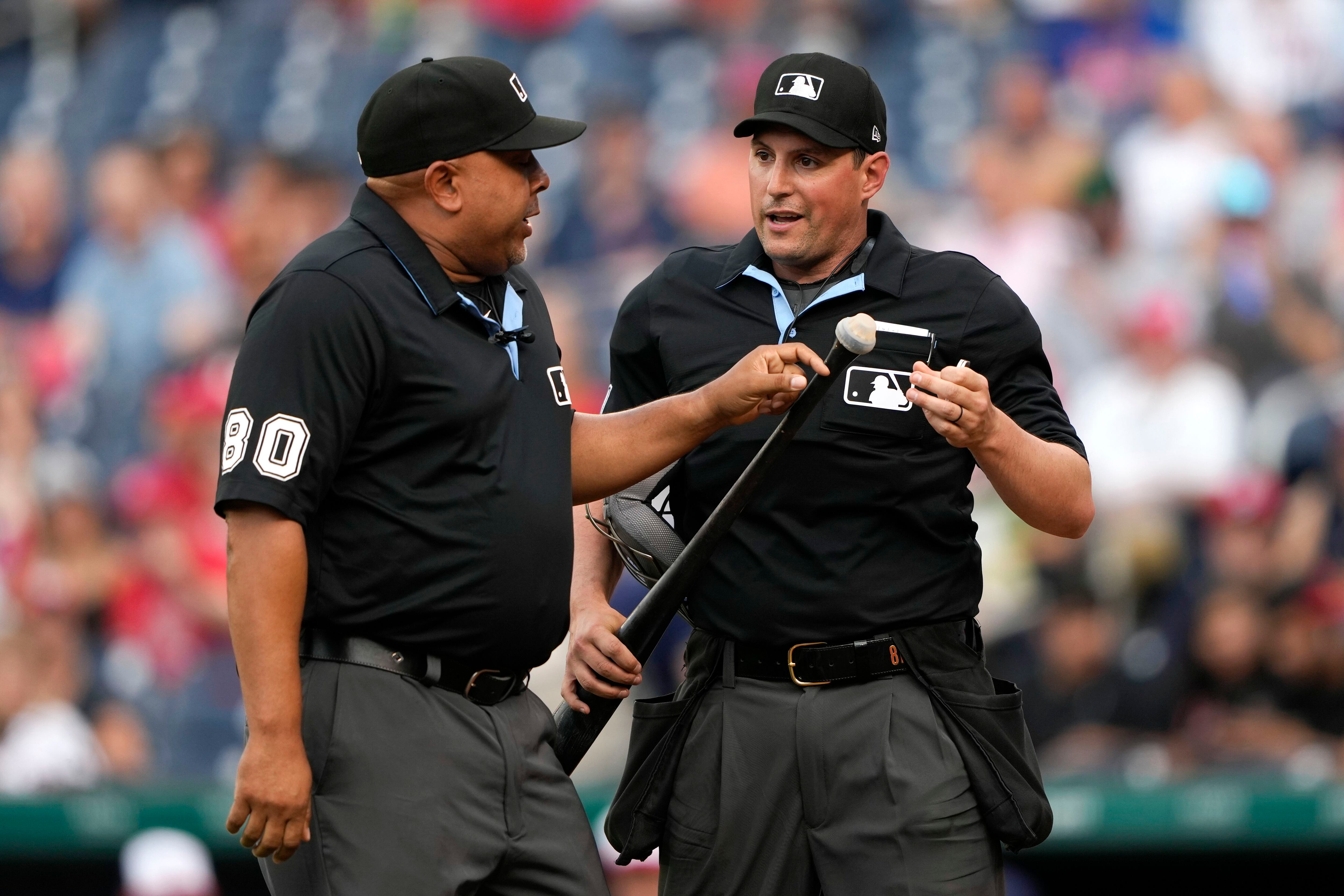 Cincinnati Reds rookie Elly De La Cruz homers after umpires had him remove  knob piece from bat – KGET 17