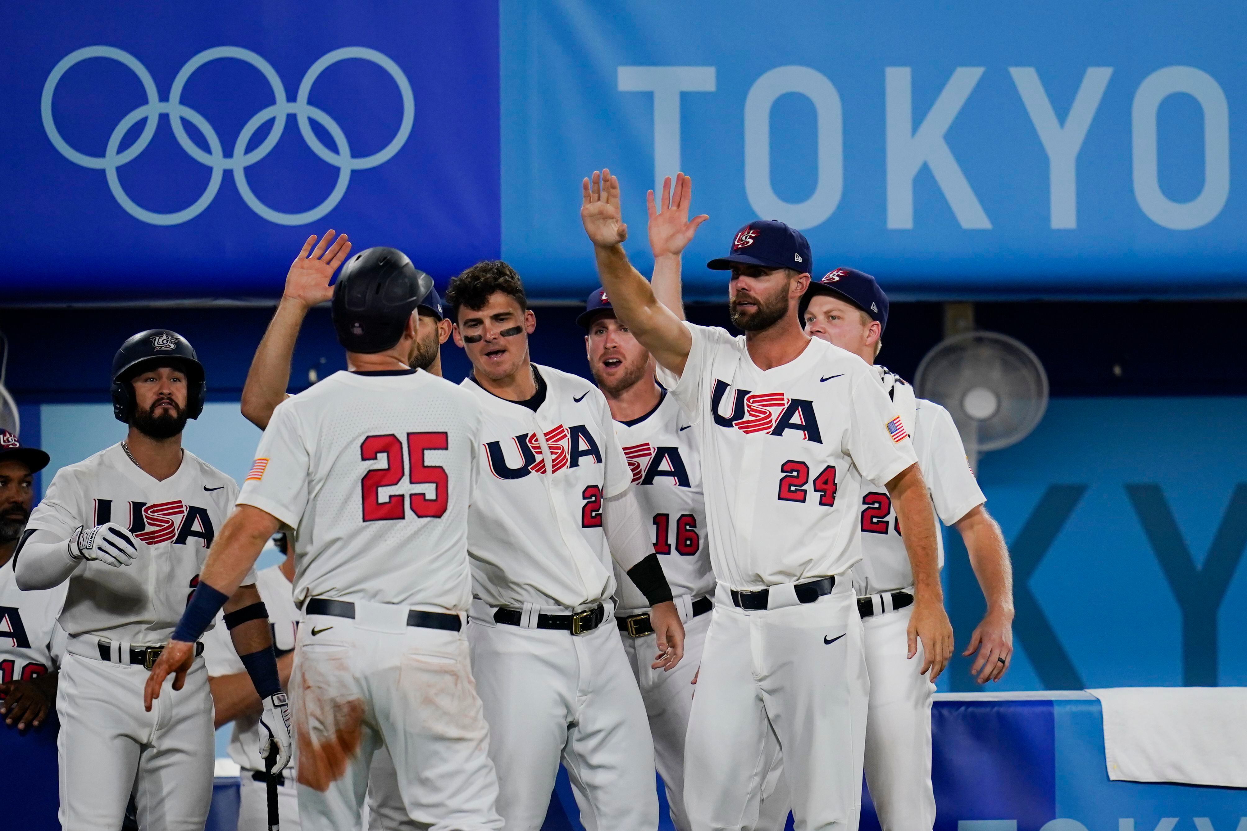 Scioscia 1 win from matching Lasorda with gold medal