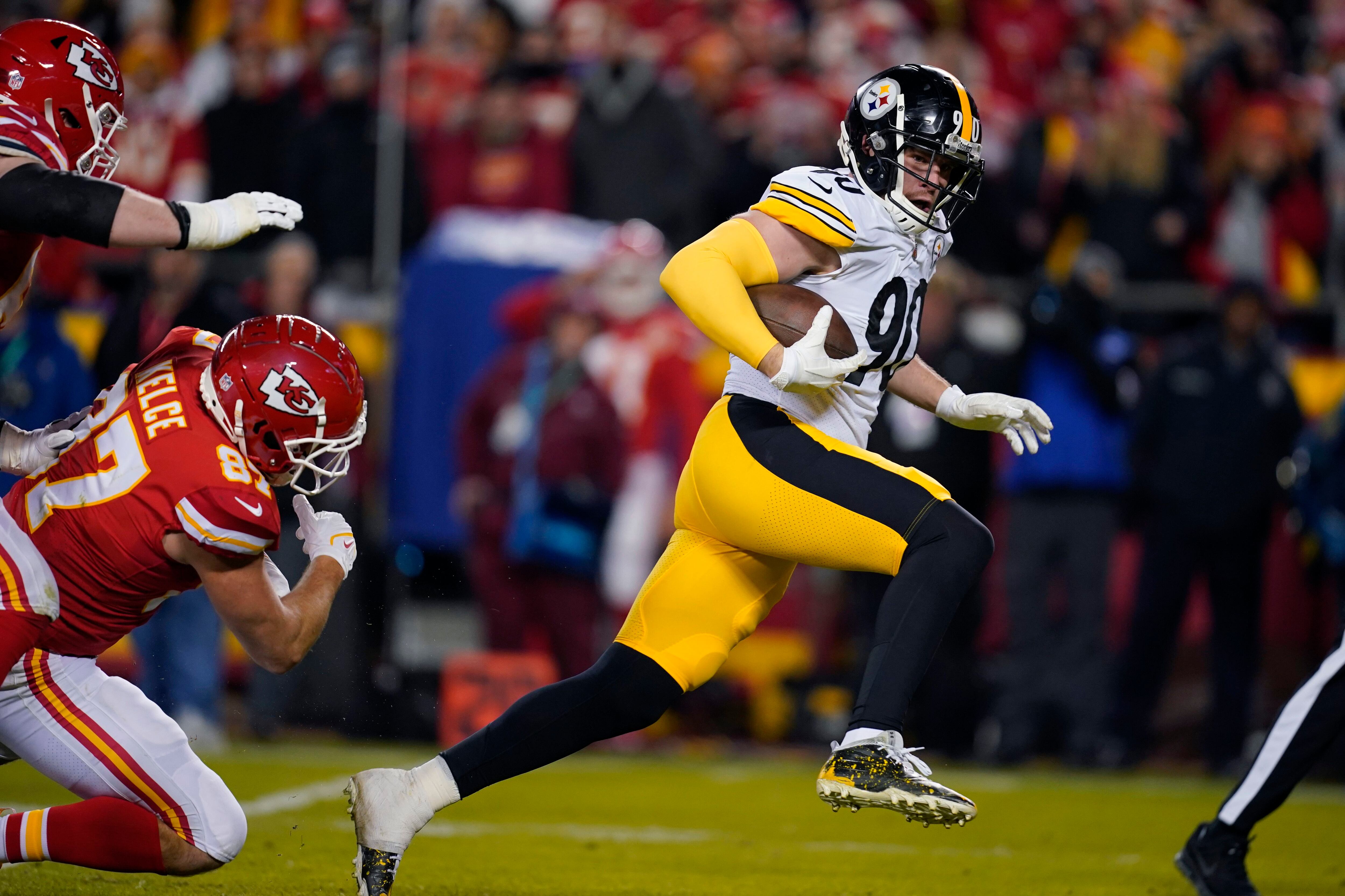 Patrick Mahomes leads Chiefs to wild-card romp over Steelers