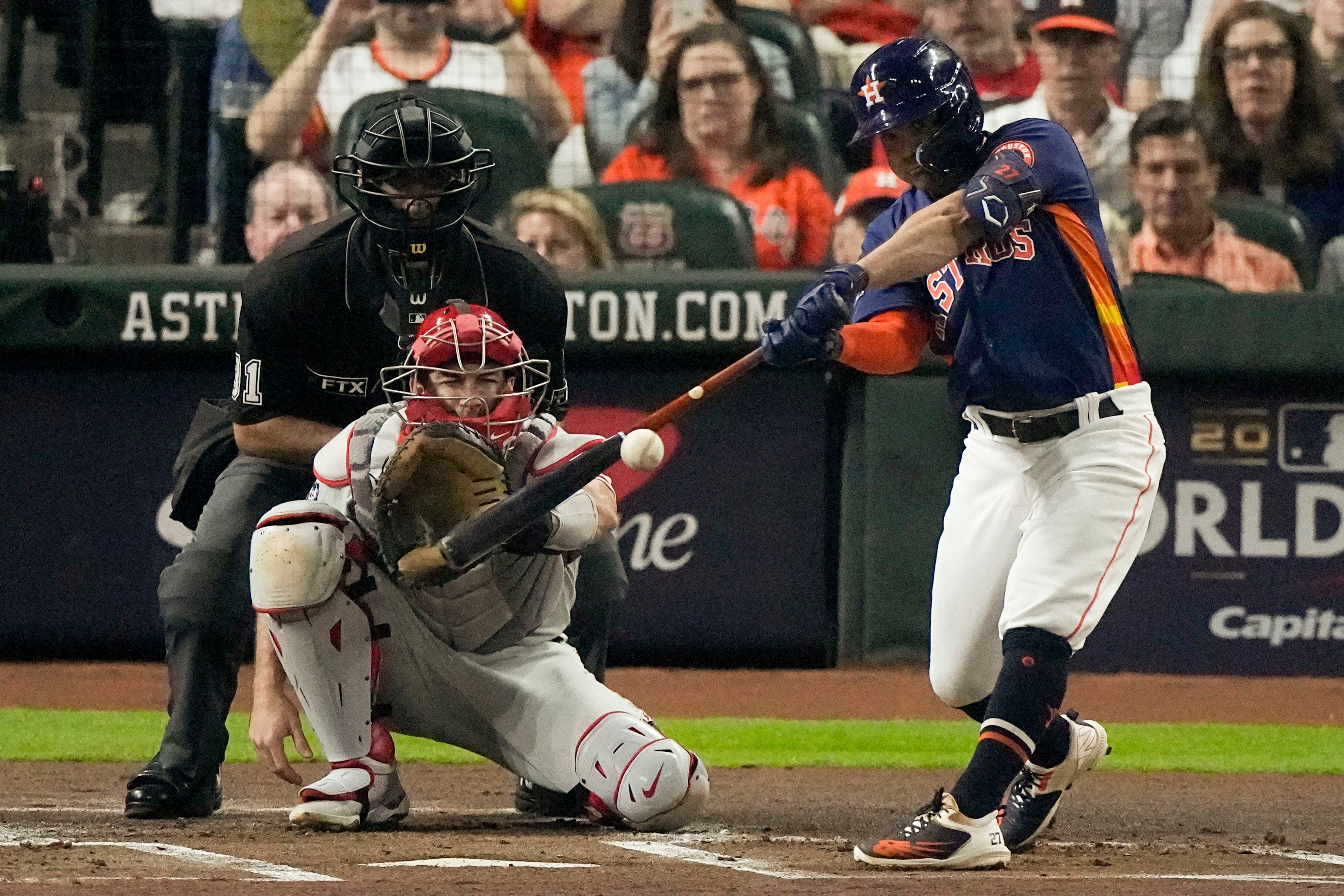 Altuve hits 3 HRs, Astros rout Rangers for outright division lead
