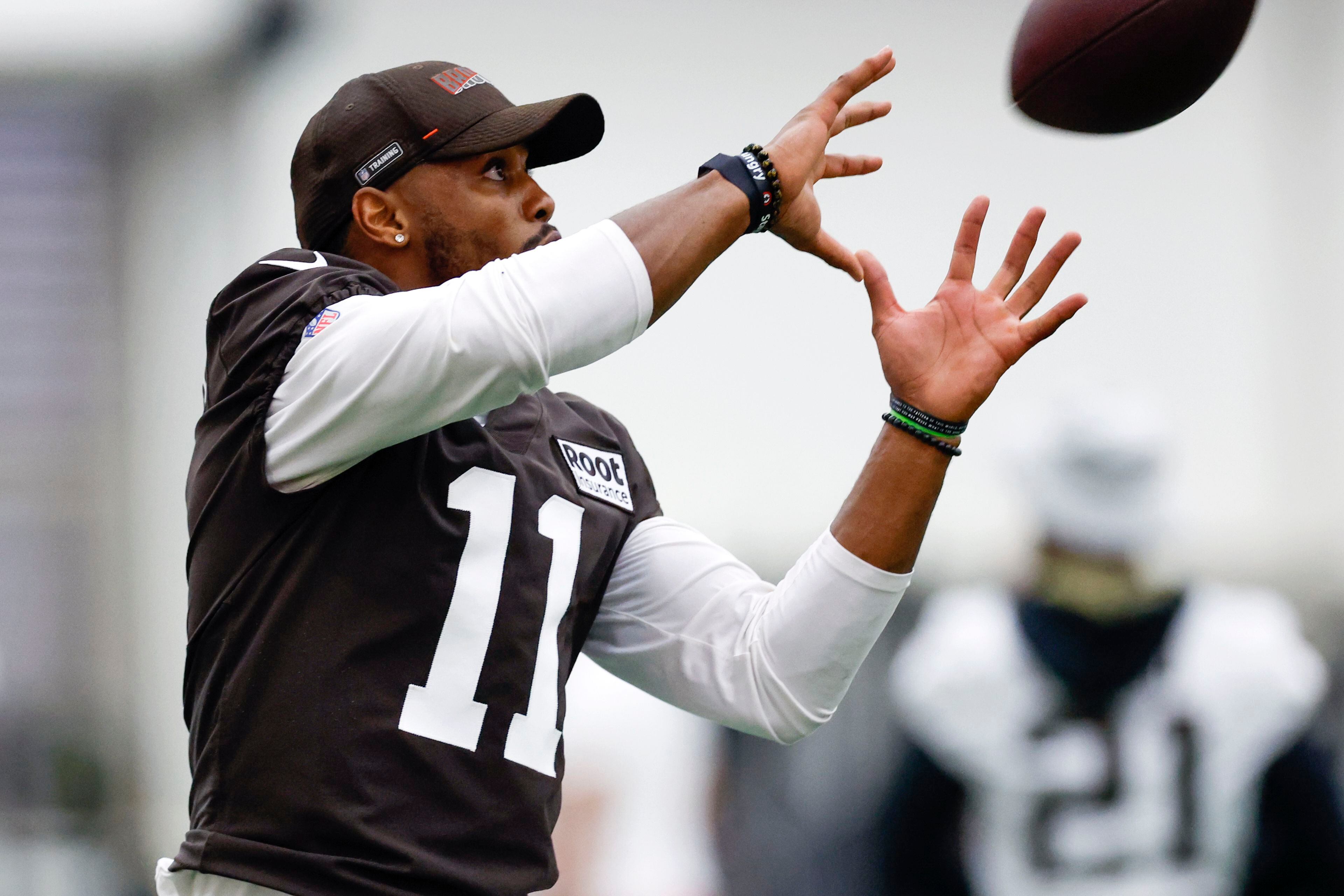 Cleveland Browns' Deshaun Watson, Myles Garrett & Greg Newsome address  media before training begins 