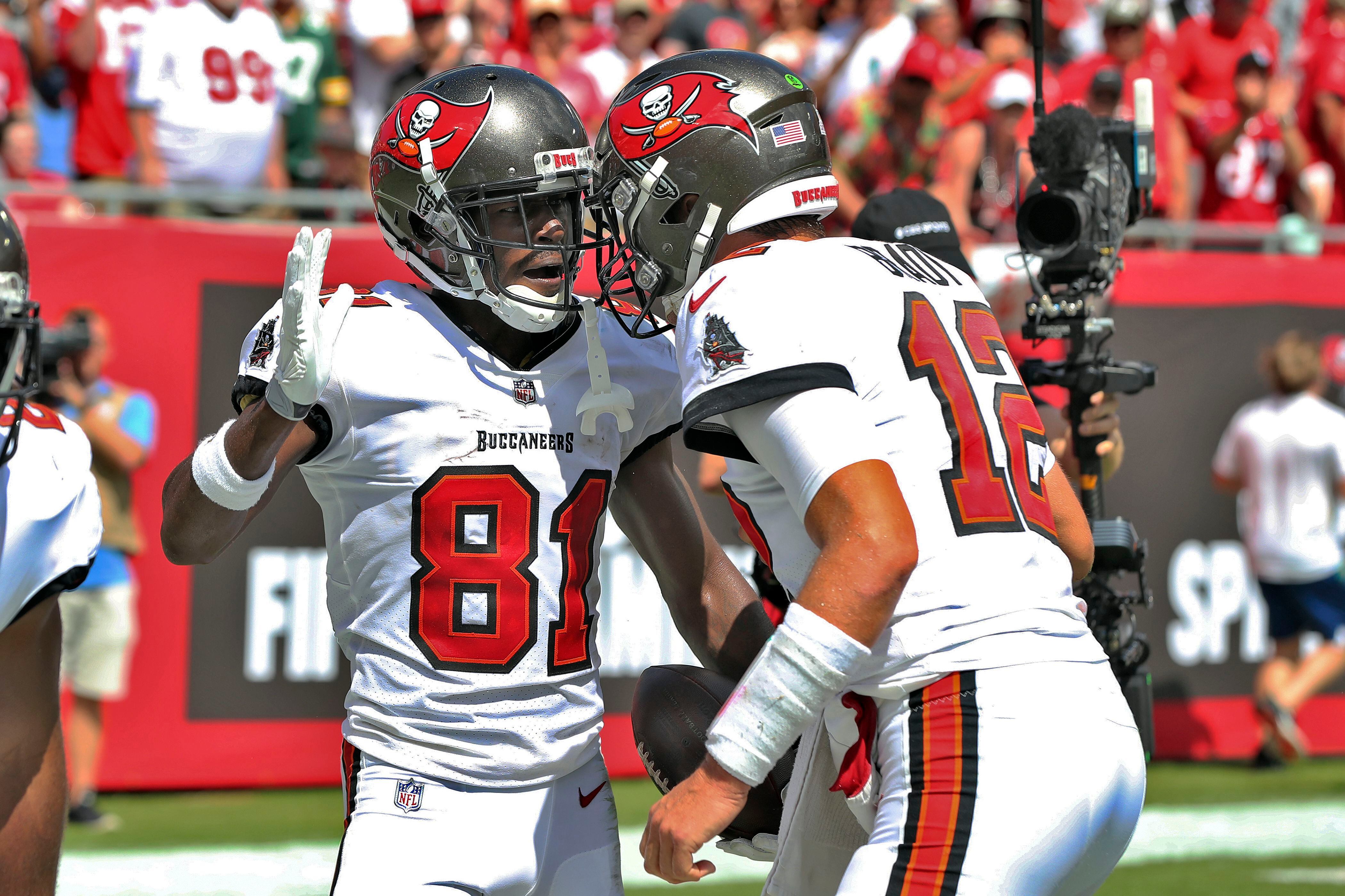 Brady's 5 TD passes to pace Bucs' 45-17 rout of Dolphins –