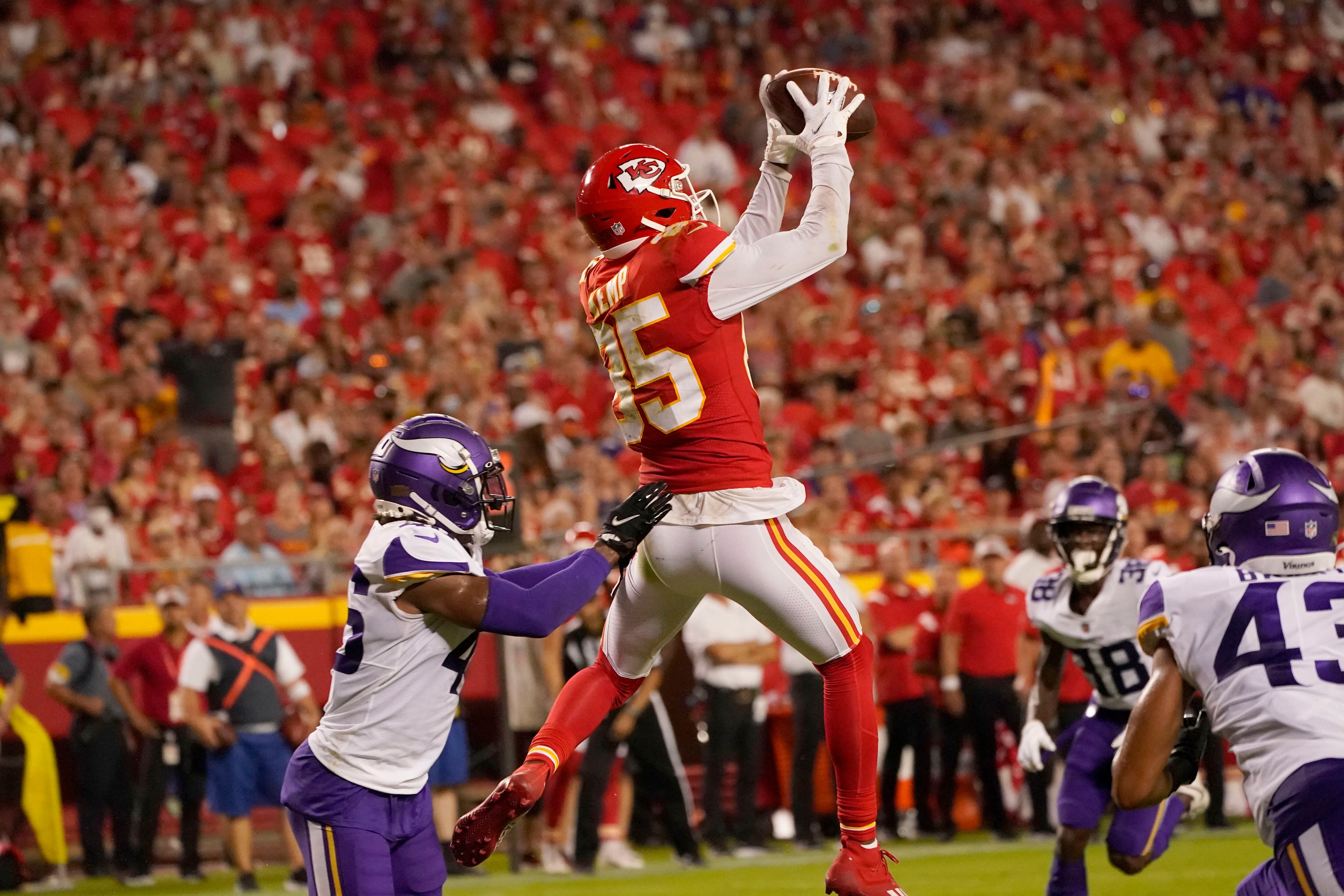 Mahomes sharp as Chiefs roll to 28-25 victory over Vikings