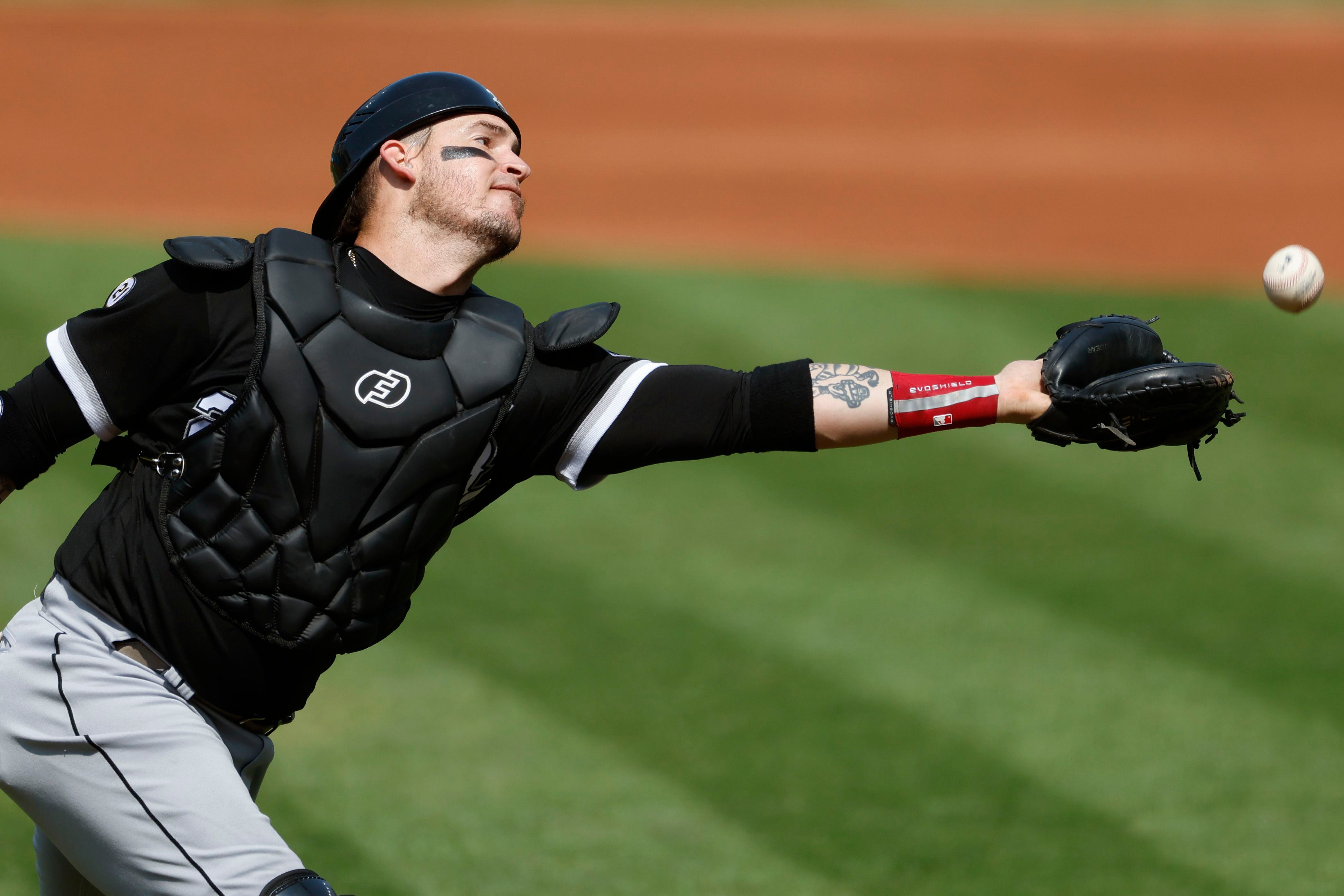 Chicago White Sox catcher Yasmani Grandal (24) and pitcher Aaron