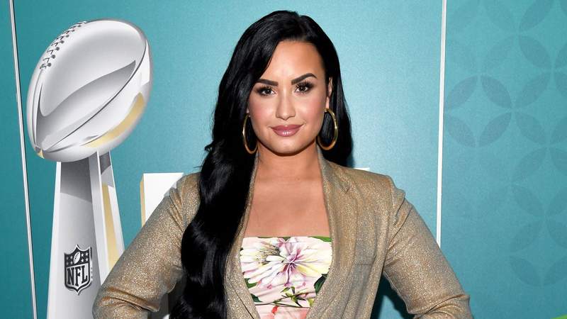 3. Demi Lovato's Blue Hair: See Her Bold New Look! - wide 10