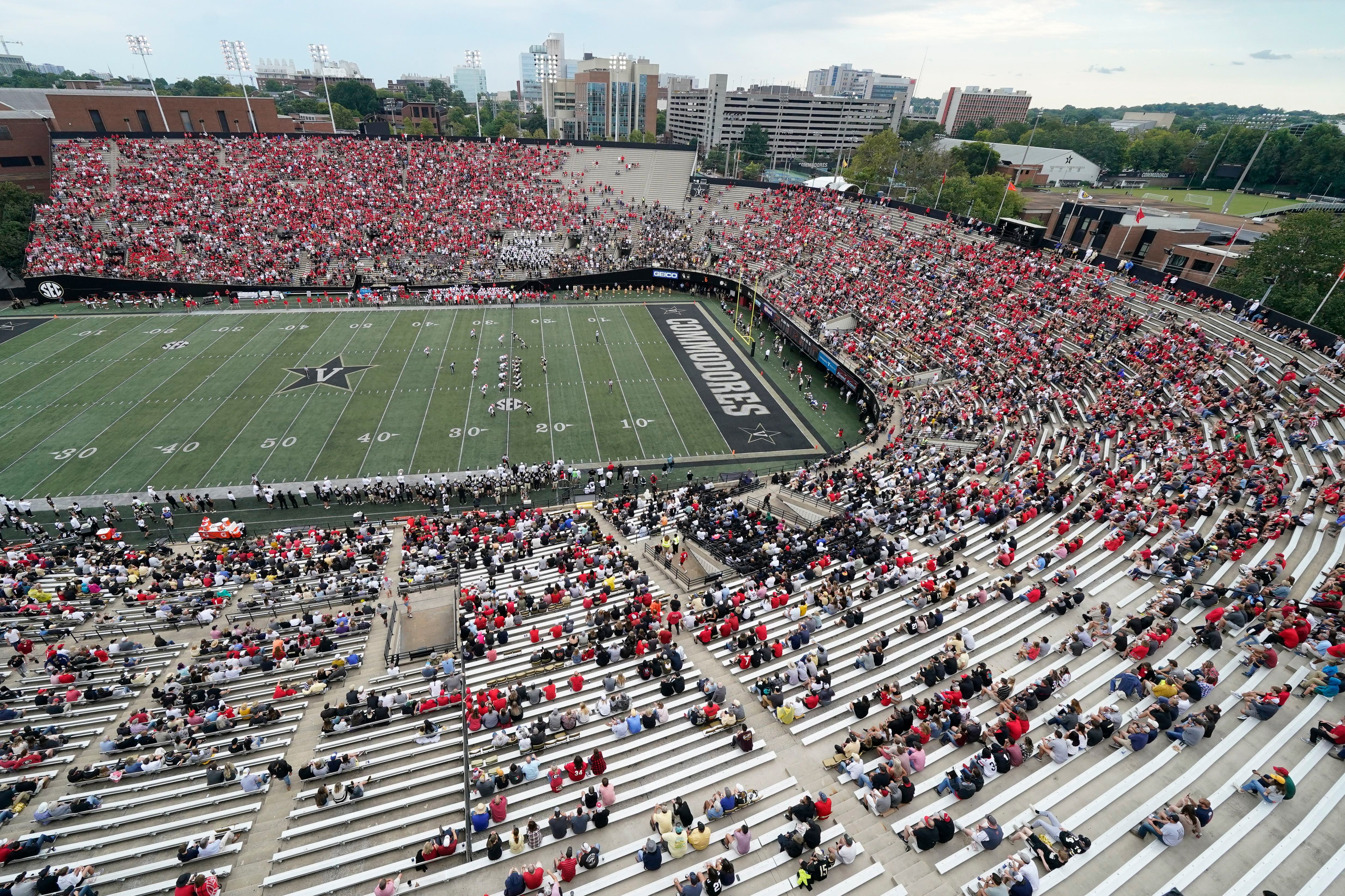 Daniels plays quarter as No. 2 Georgia dominates Vandy 62-0