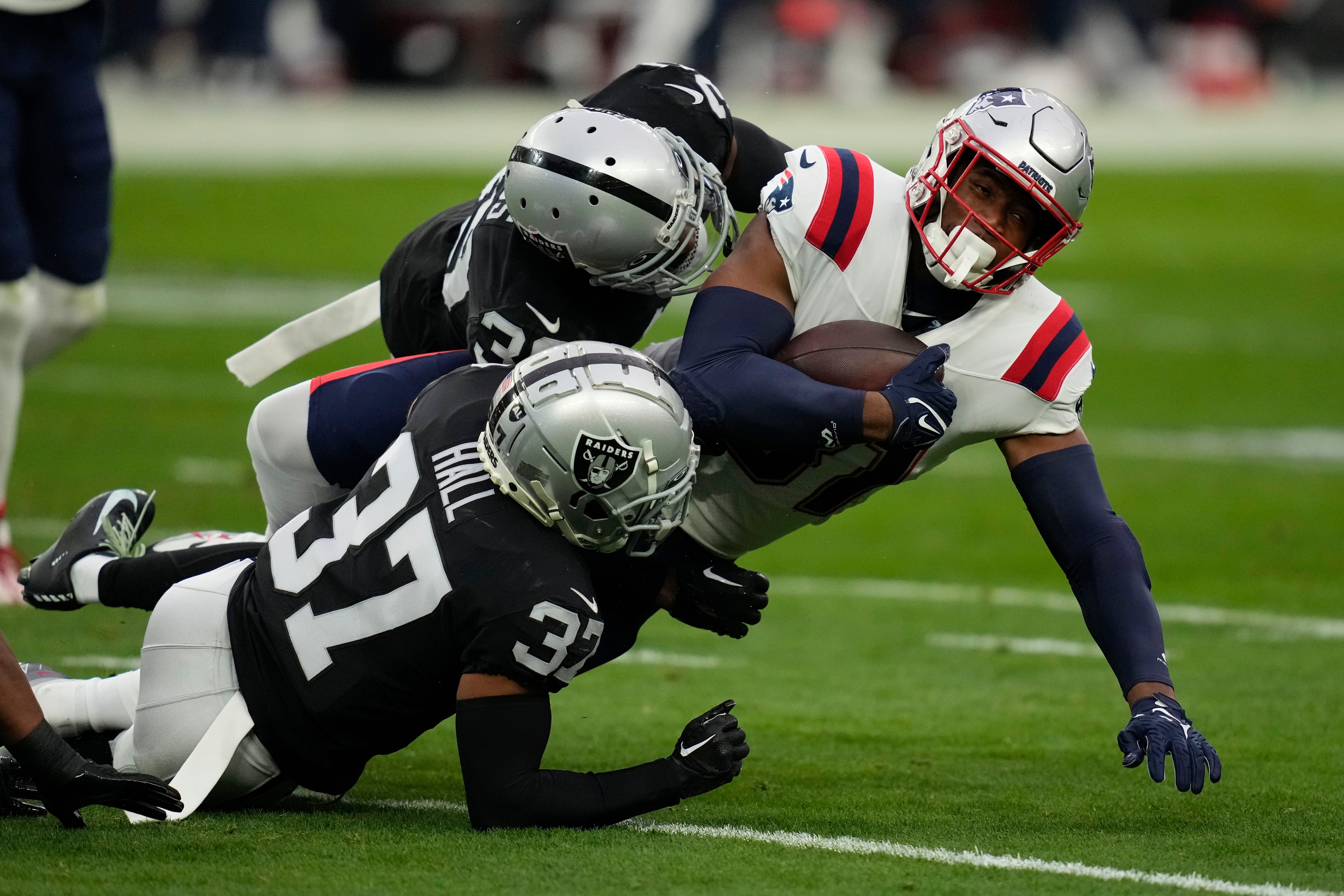 Jones snags lateral on final play, Raiders stun Patriots