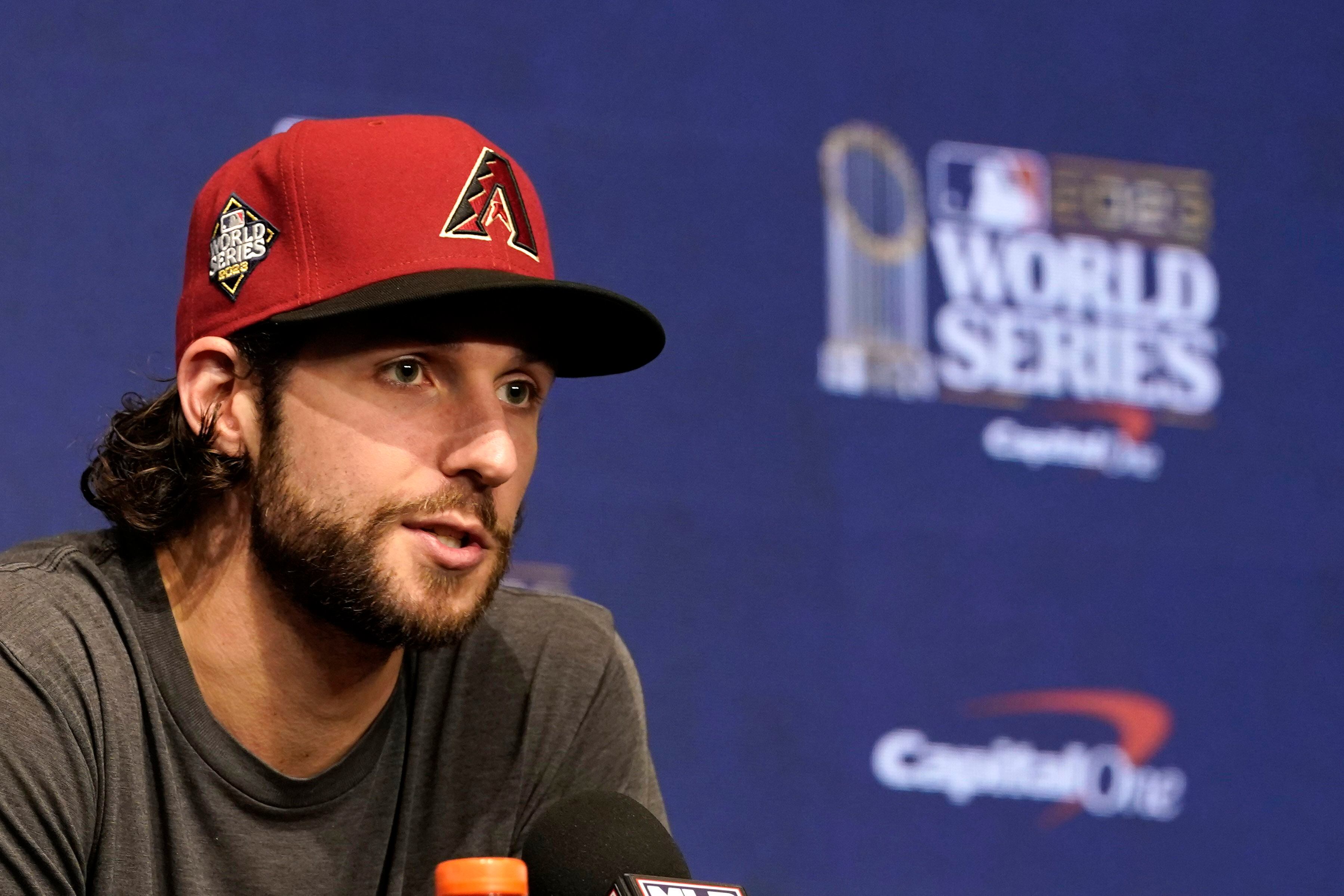 Eovaldi tours Rangers' clubhouse, 01/05/2023