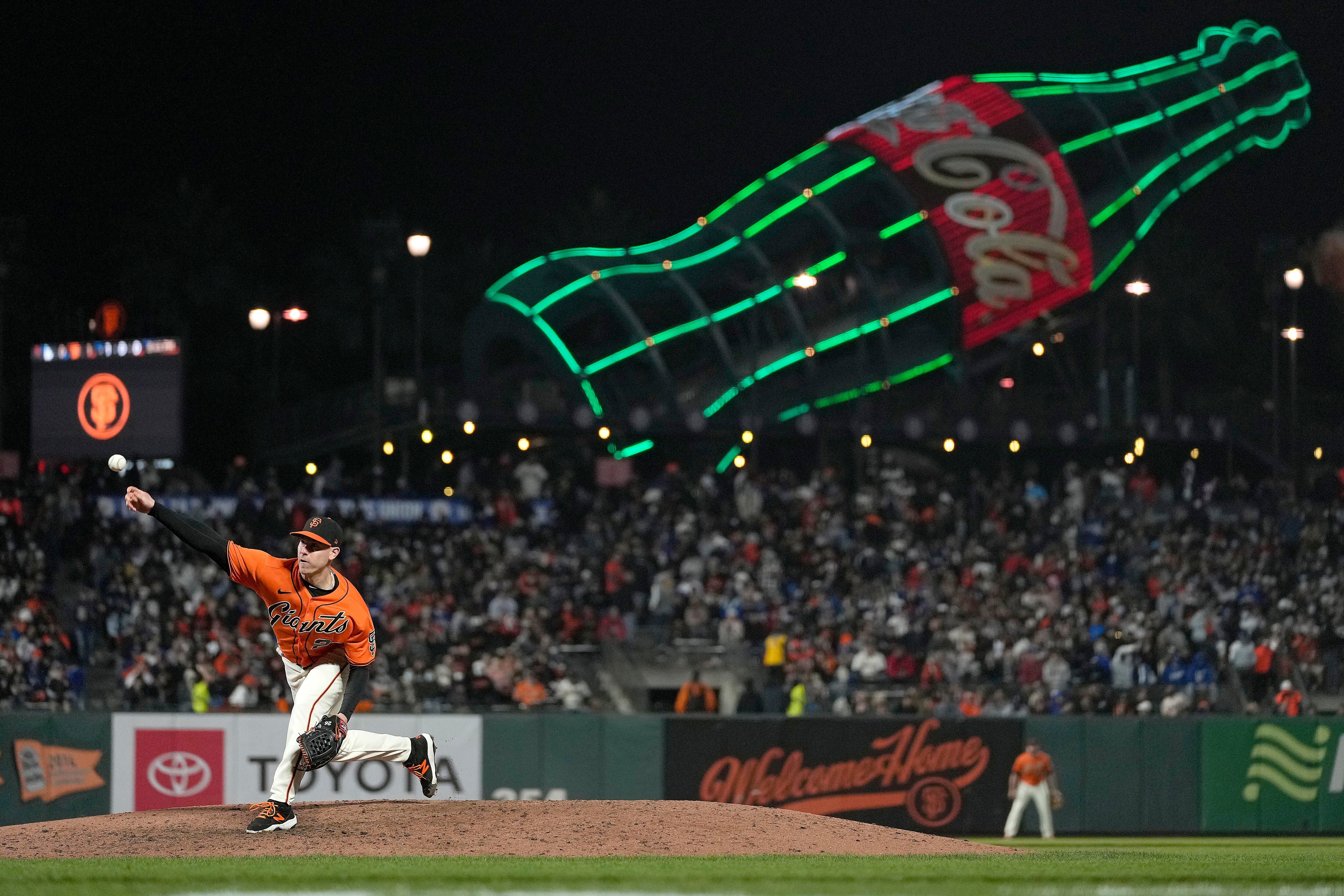 Giants beat Dodgers 3-2 in 11th on error, take NL West lead