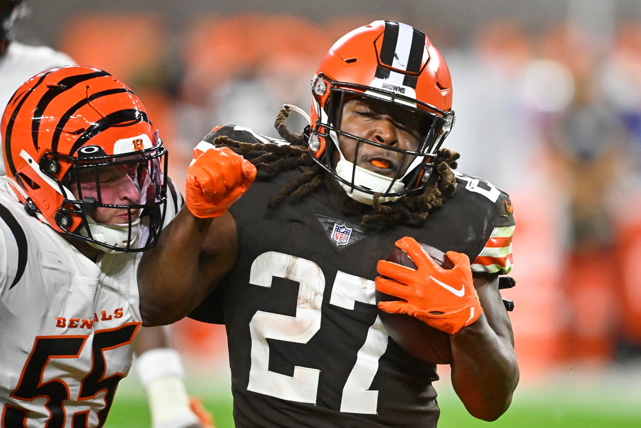 Chubb runs for 2 TDs, Browns blast Burrow, Bengals 32-13