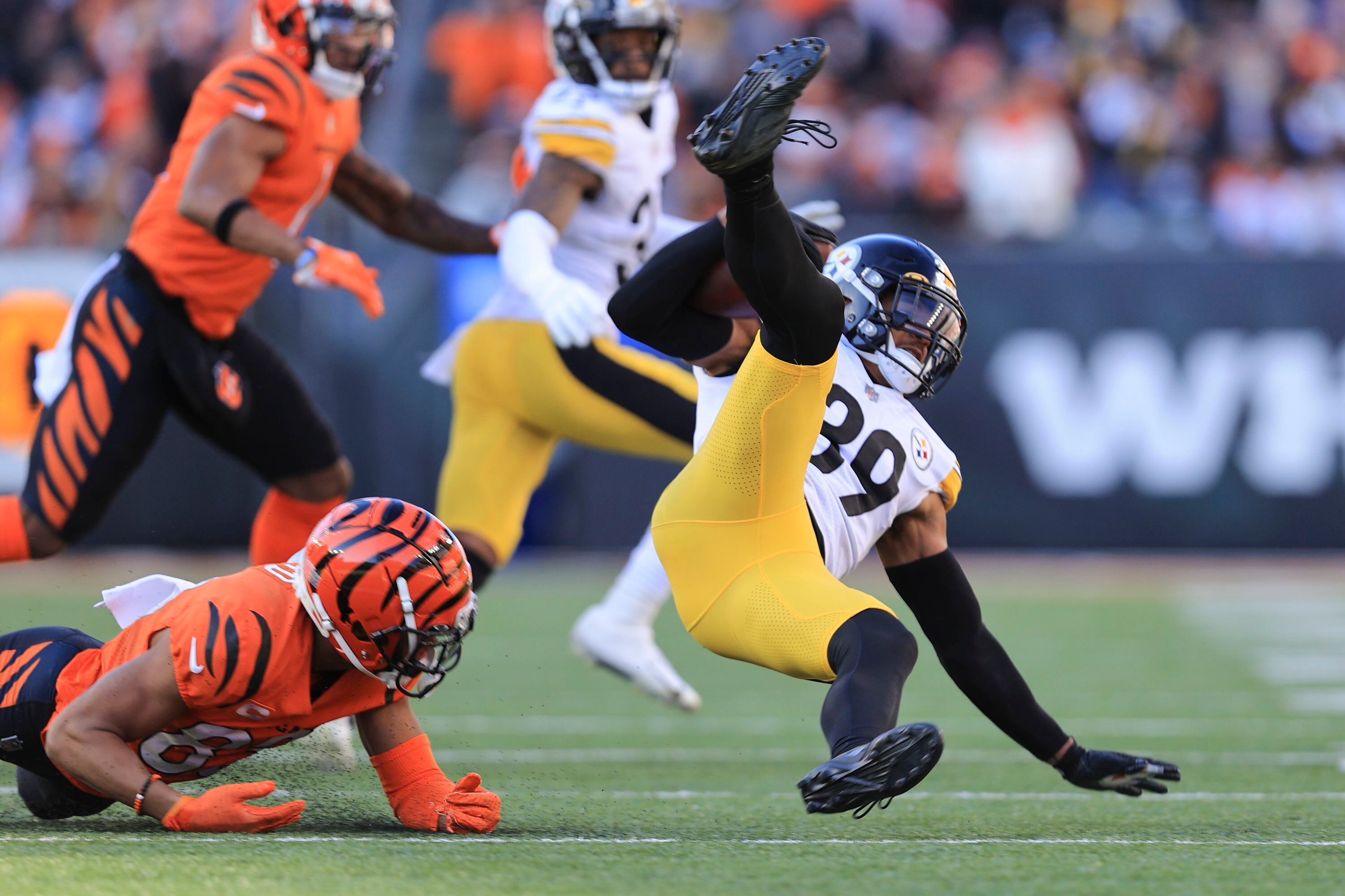 Cincinnati Bengals upset Pittsburgh Steelers 27-17 in prime-time game