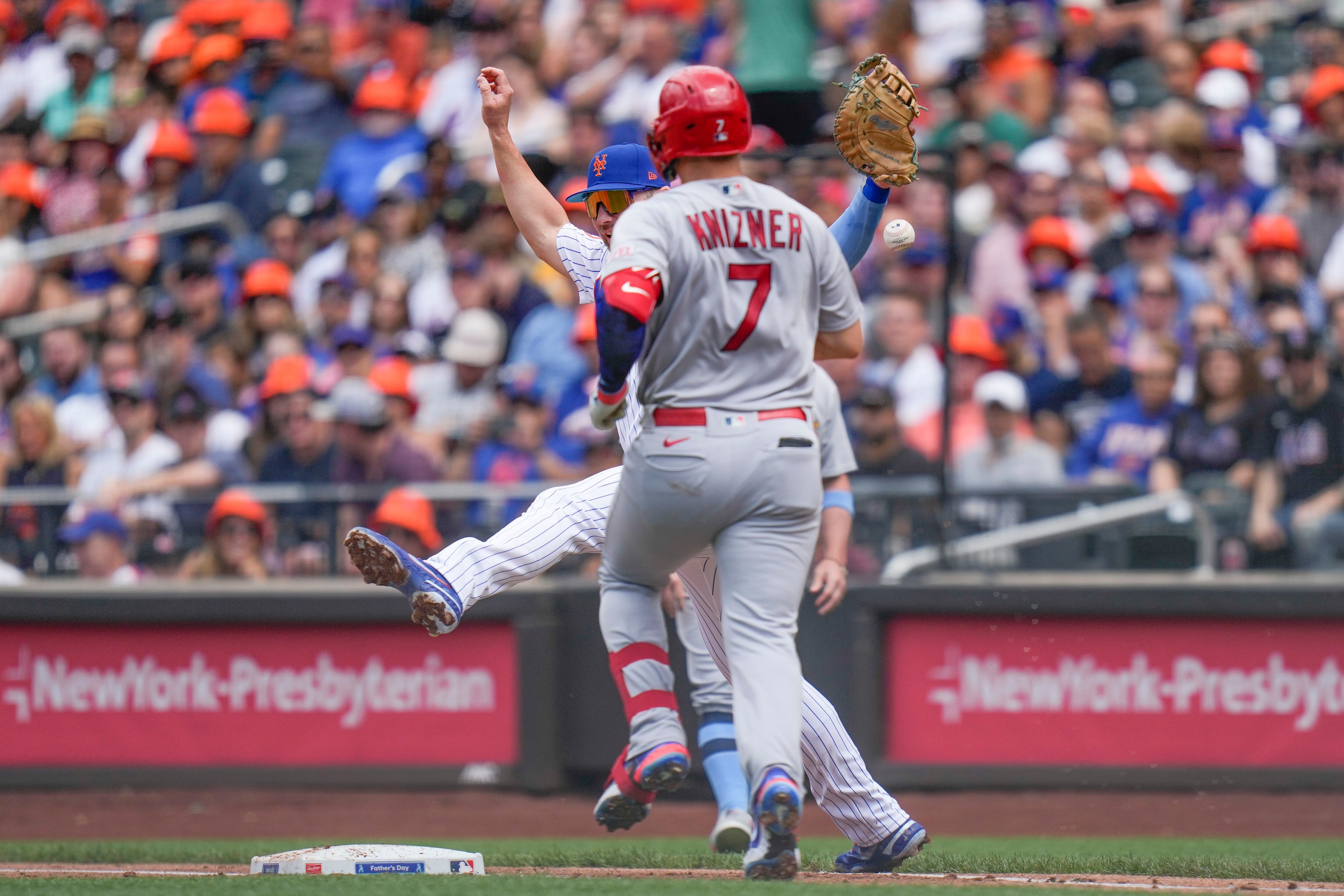 Pete Alonso hit by pitch on wrist vs the Braves, leaves the game in the  first inning