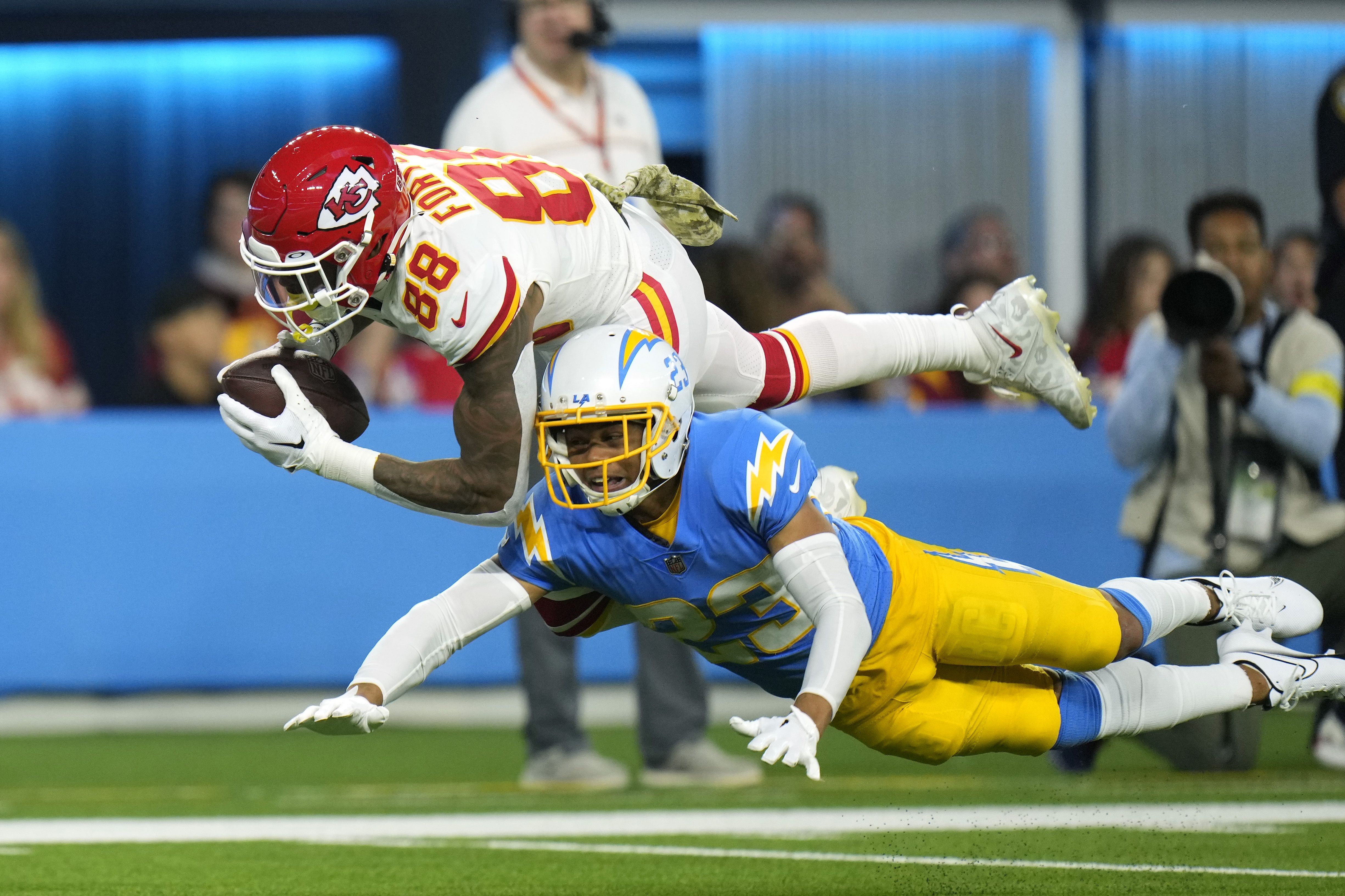 Chiefs rally past Chargers 27-24 in early AFC West showdown – The Denver  Post