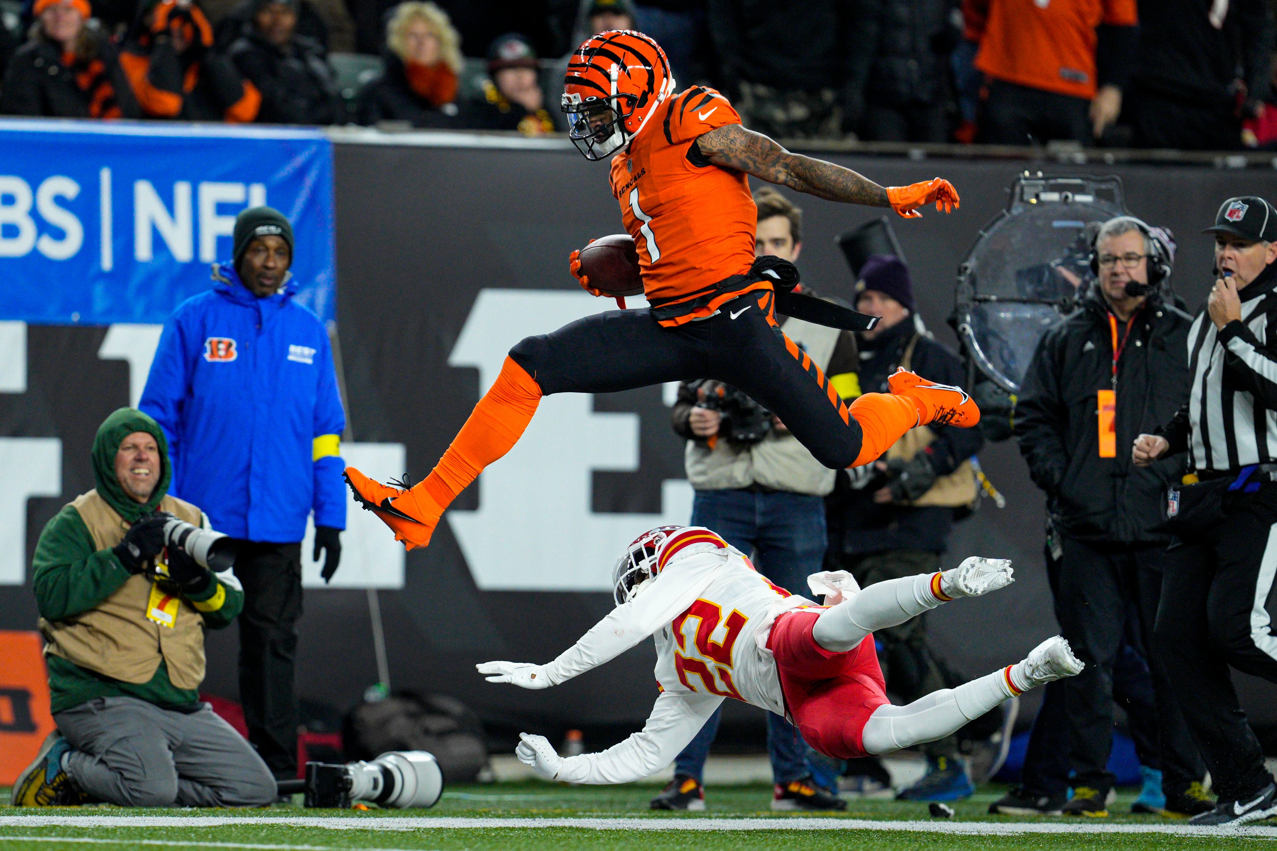 Burrow tops Mahomes again, rallies Bengals past Chiefs 27-24 – WWLP