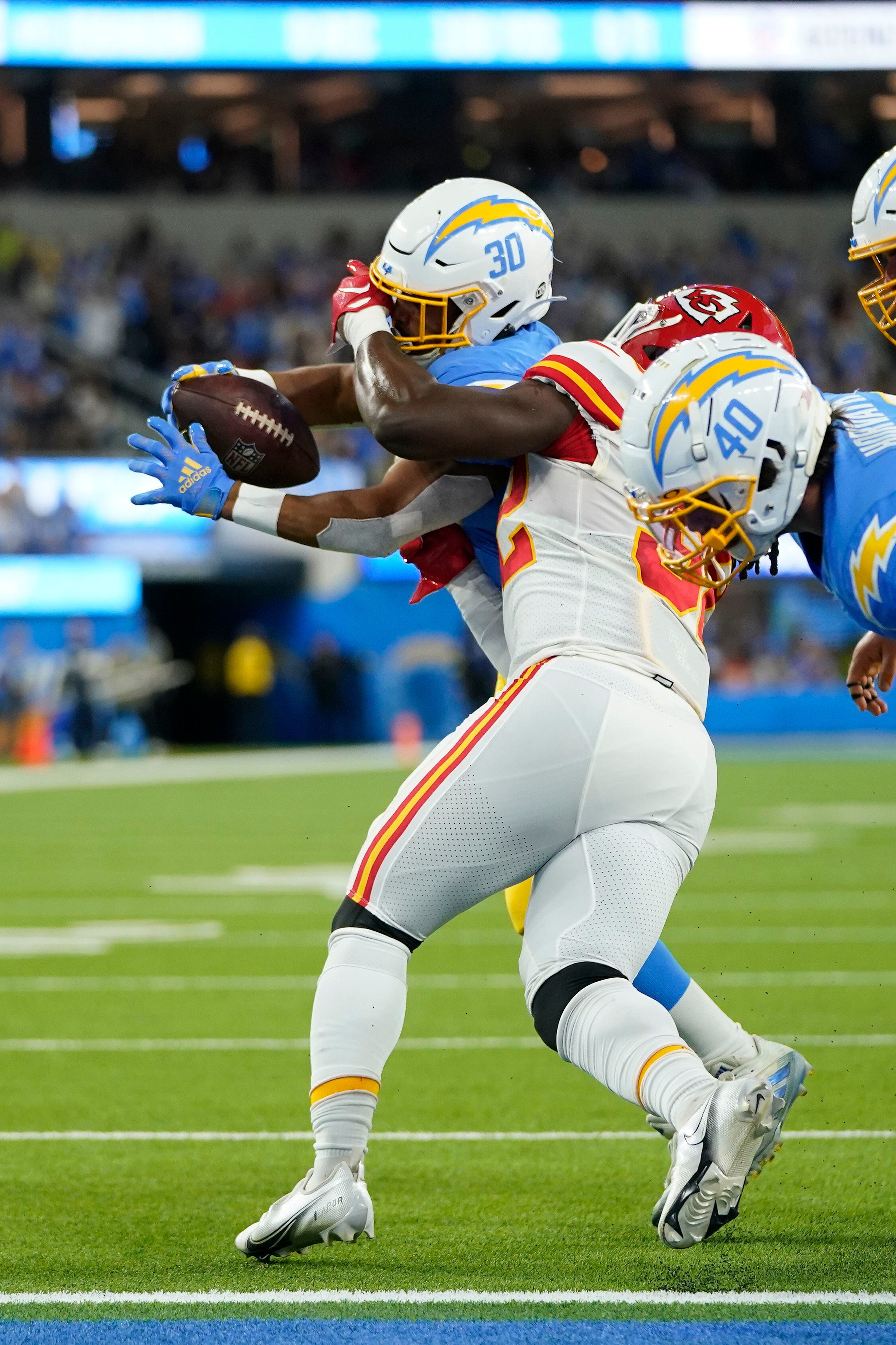 Kelce scores 3 touchdowns, Chiefs rally past Chargers 30-27 National News -  Bally Sports