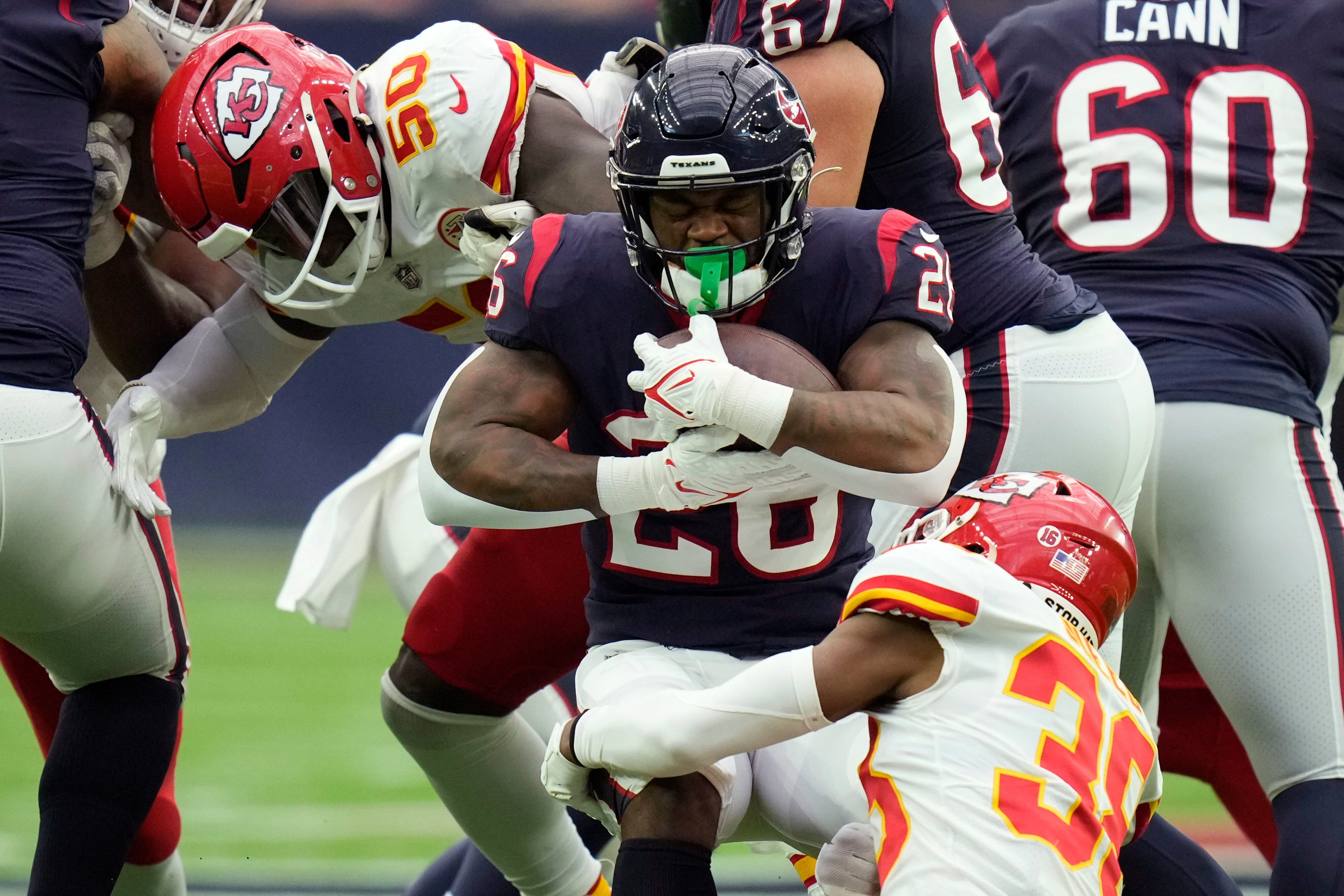 McKinnon's 26-yard run in OT lifts Chiefs over Texans 30-24