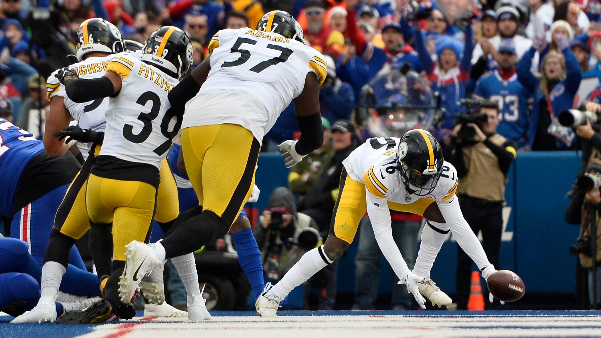 Josh Allen picks apart Steelers secondary in Bills' 38-3 win and Pickett's  first start