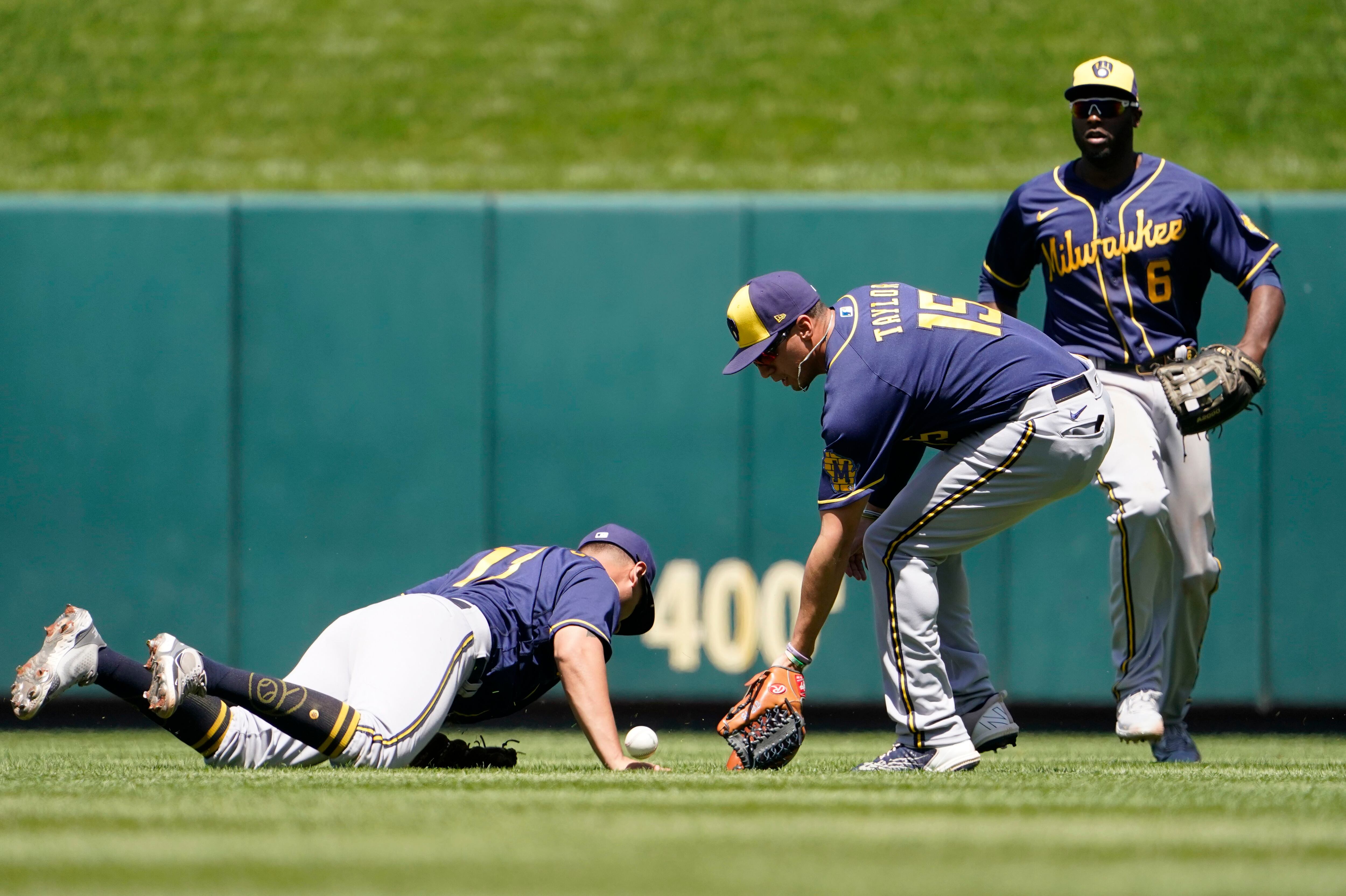 Brewers SS Willy Adames leaves game with right ankle sprain