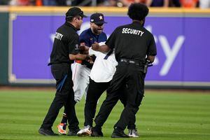 Altuve engages with fan who rushed field for selfie in ALCS