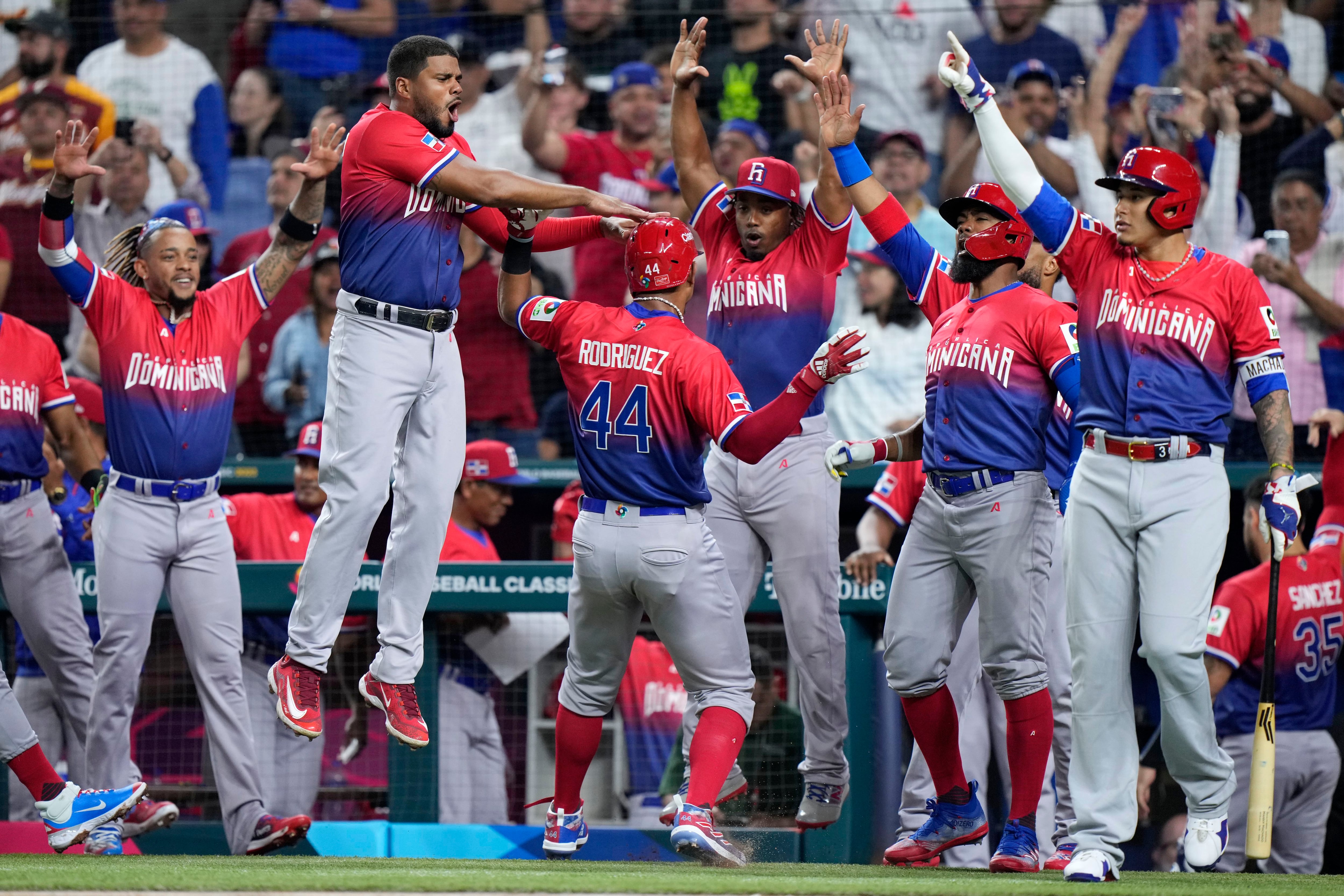 David Peralta's two-run, RBI single puts Venezuela ahead 3-1