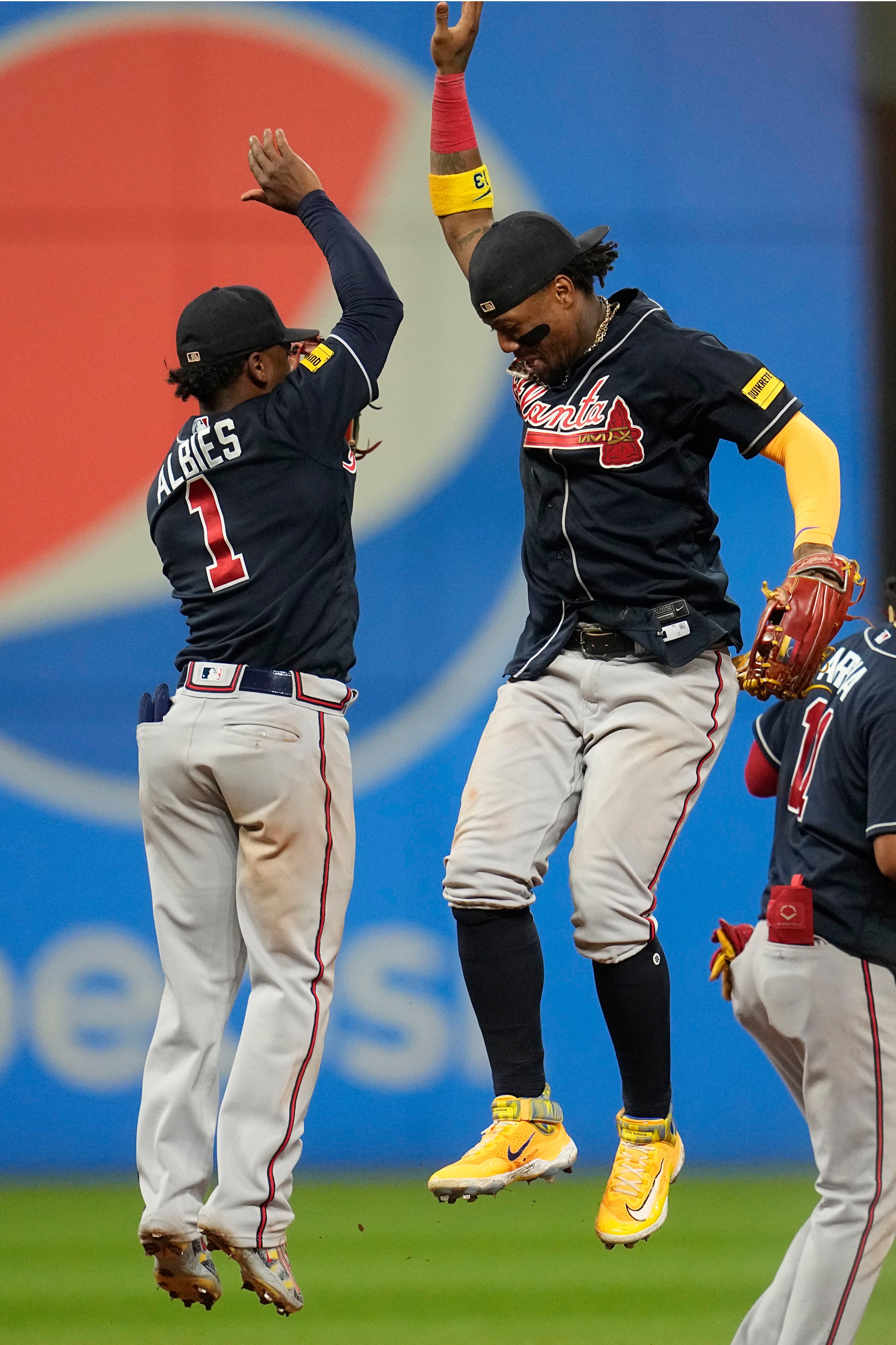 Ronald Acuña Jr. seals first 40-homer, 70-steal season in Braves' win