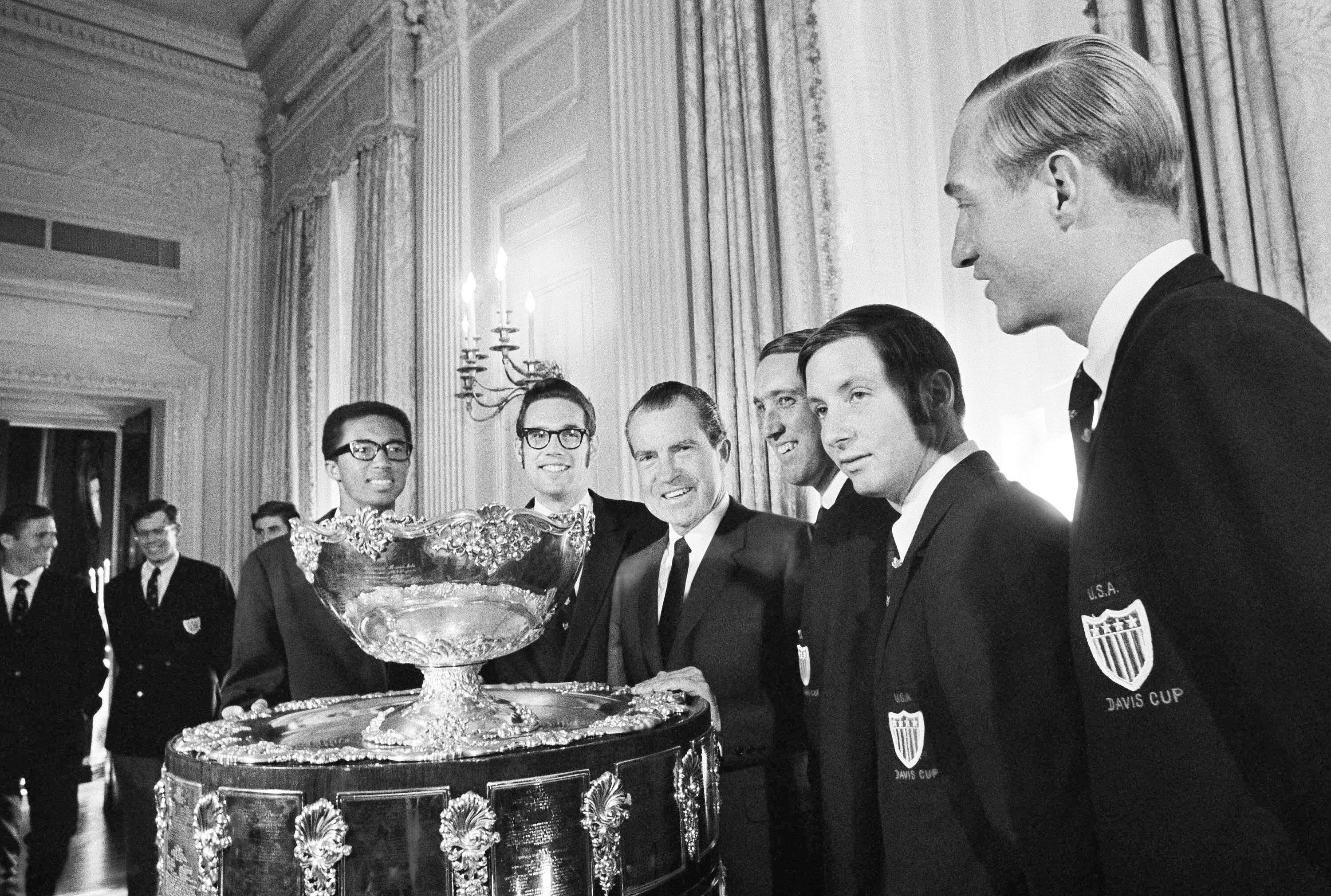 Dodgers' Joe Kelly Wears Fan's Mariachi Jacket During White House Visit