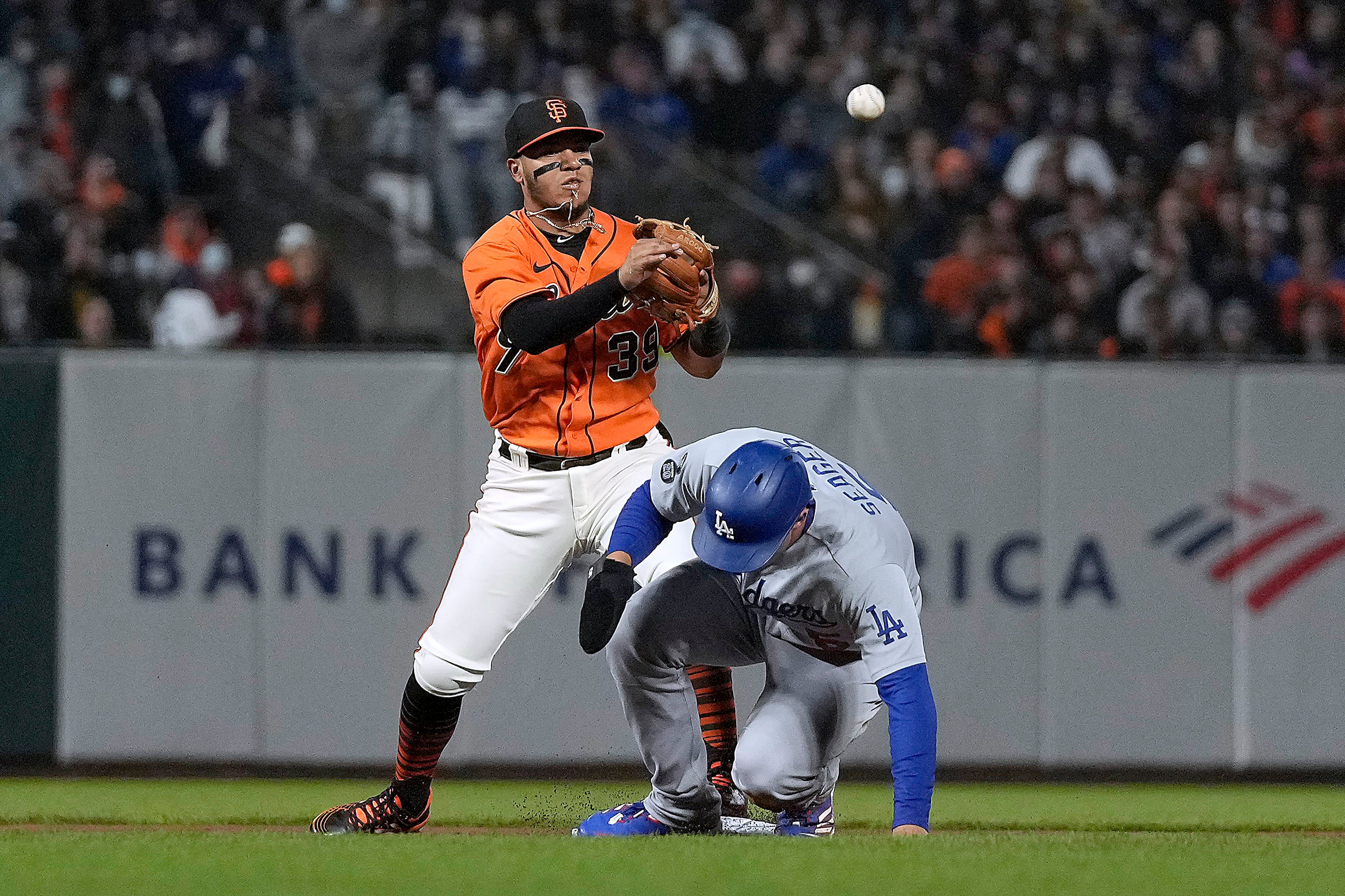 Giants beat Dodgers 3-2 in 11th on error, take NL West lead