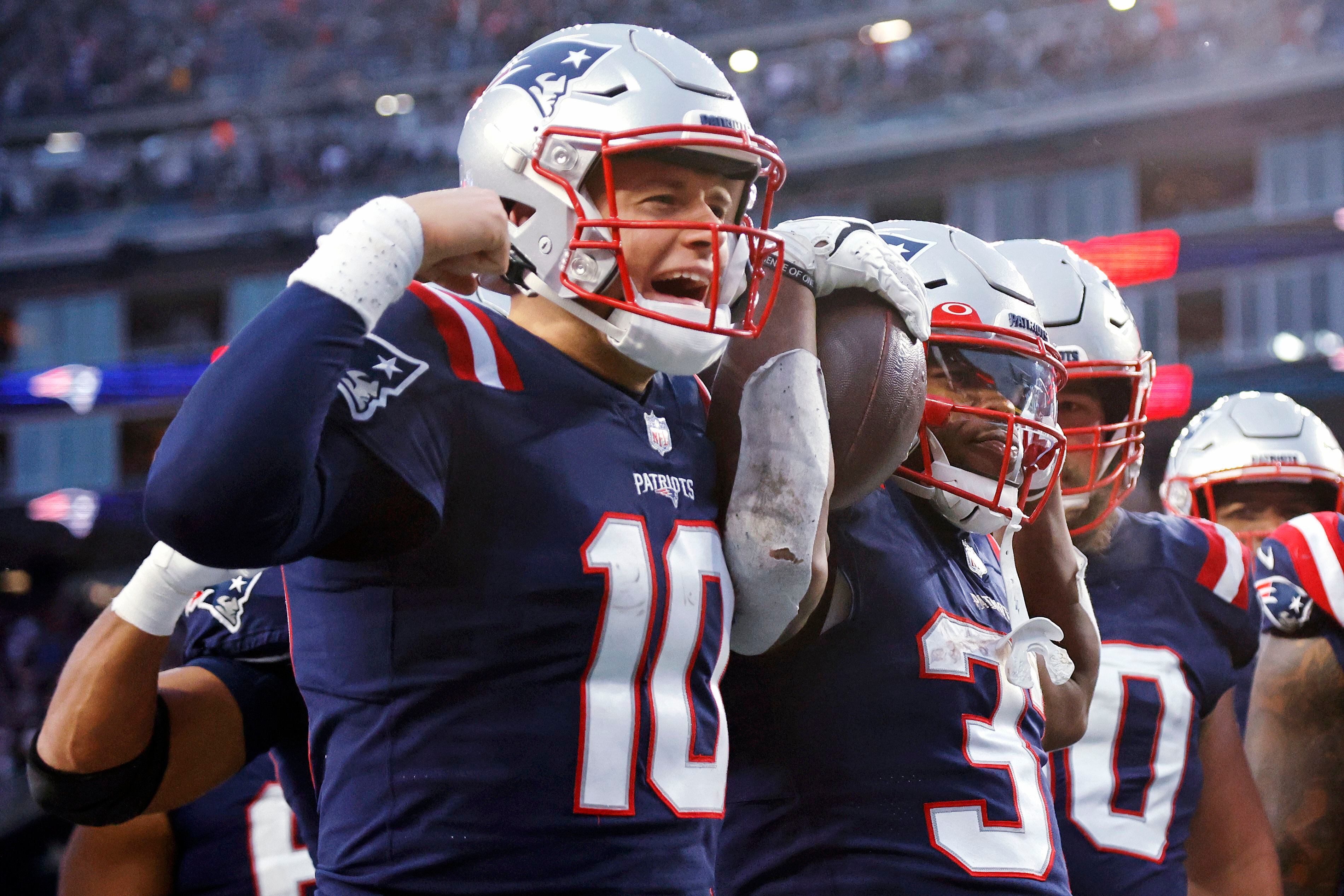 Tom Brady tosses four touchdowns as Pats feast on Lions