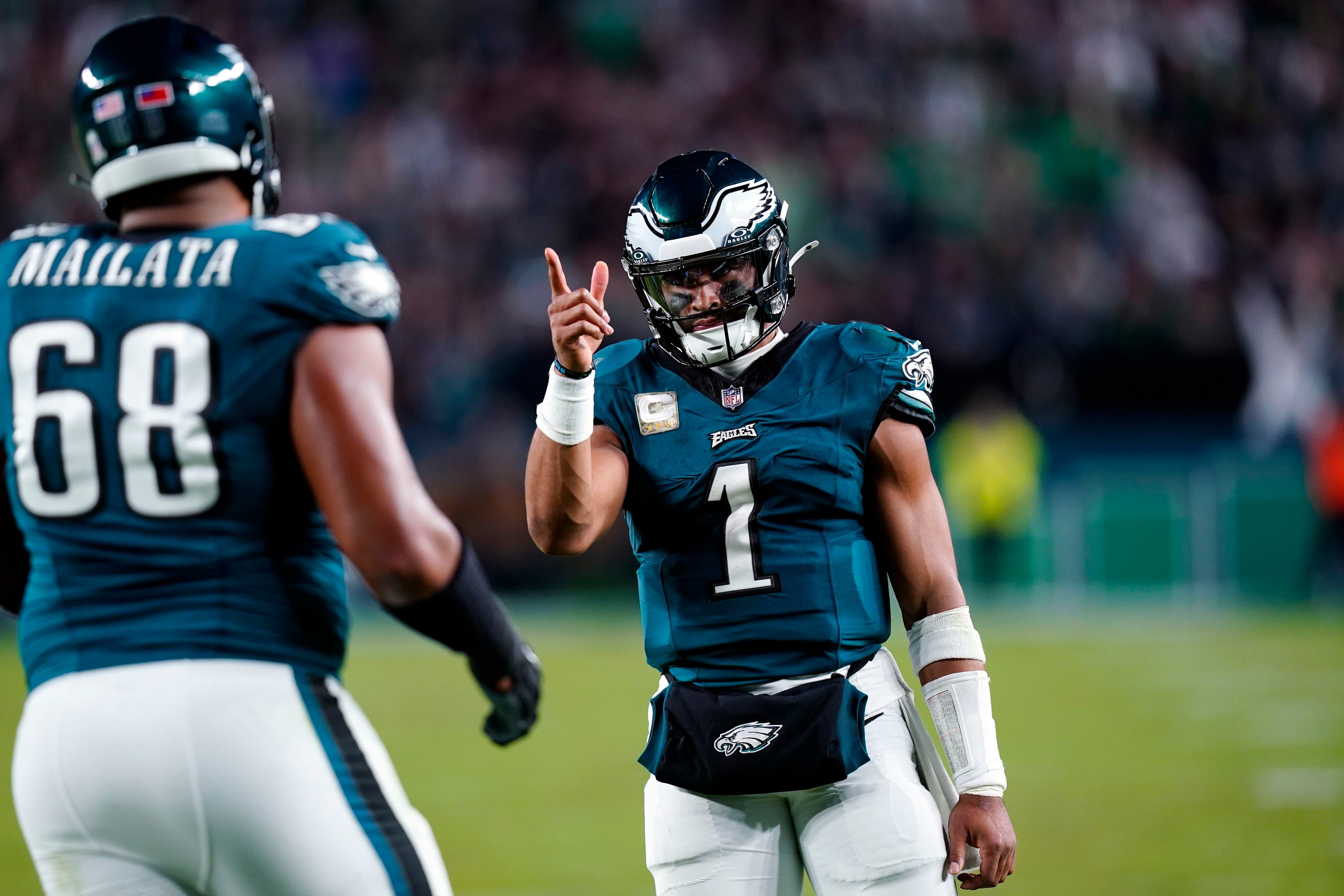 Jalen Hurts shakes off knee injury and leads Eagles past Cowboys 28-23 for  NFL best 8-1 mark