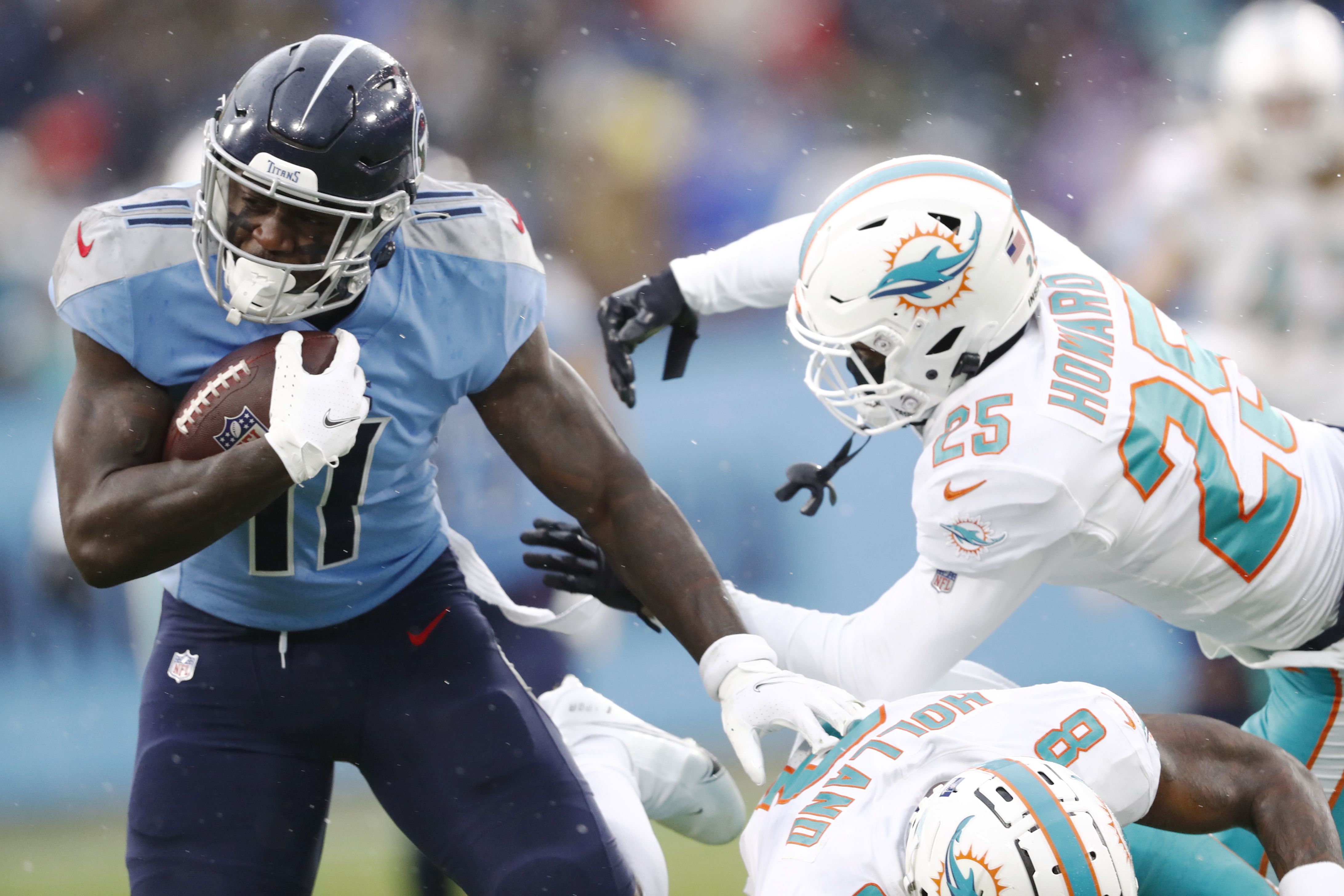 Titans clinch 2nd straight AFC South, beating Miami 34-3