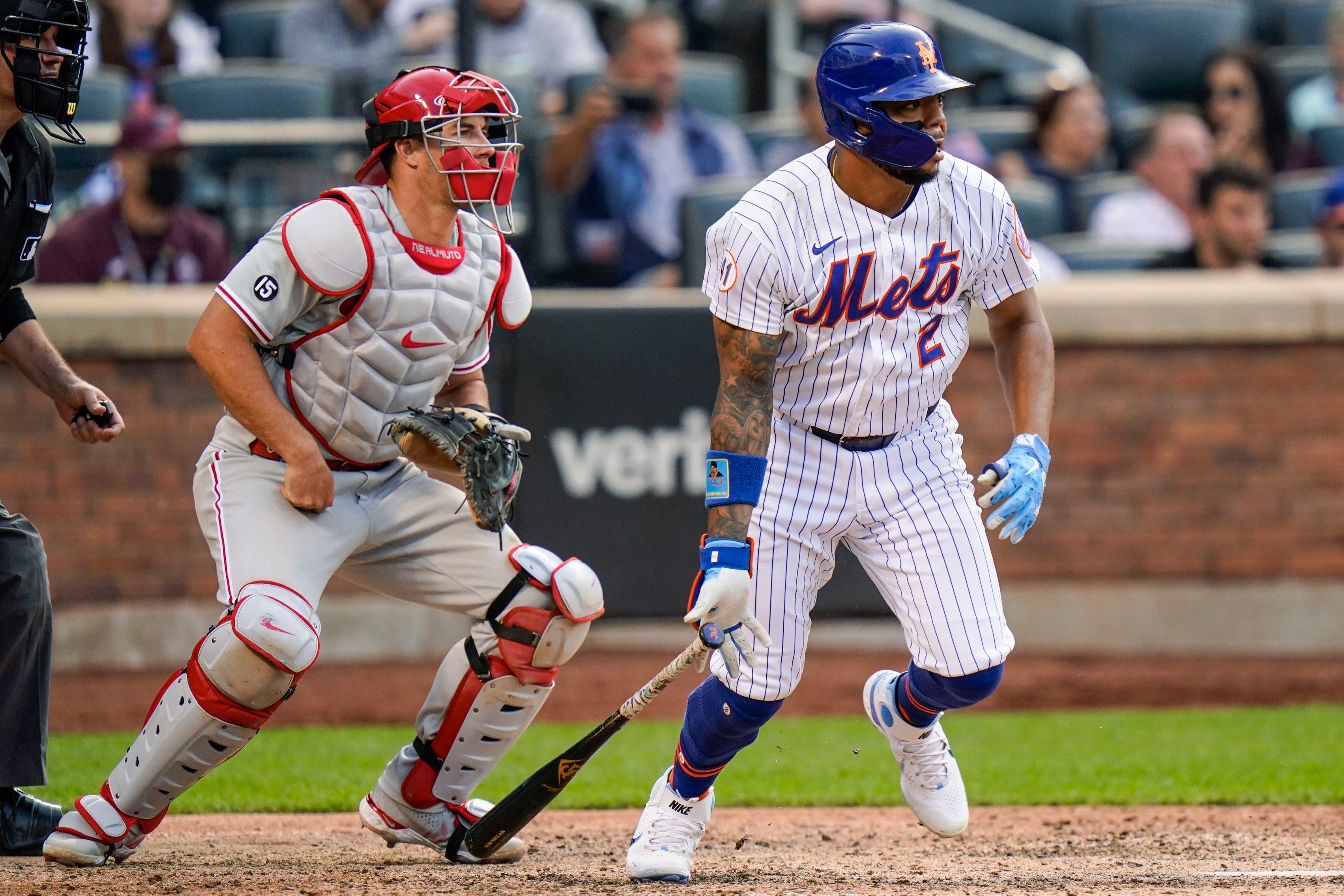 New York Mets' Luis Guillorme makes astonishing one-handed catch after  loose bat flies towards dugout, The Independent