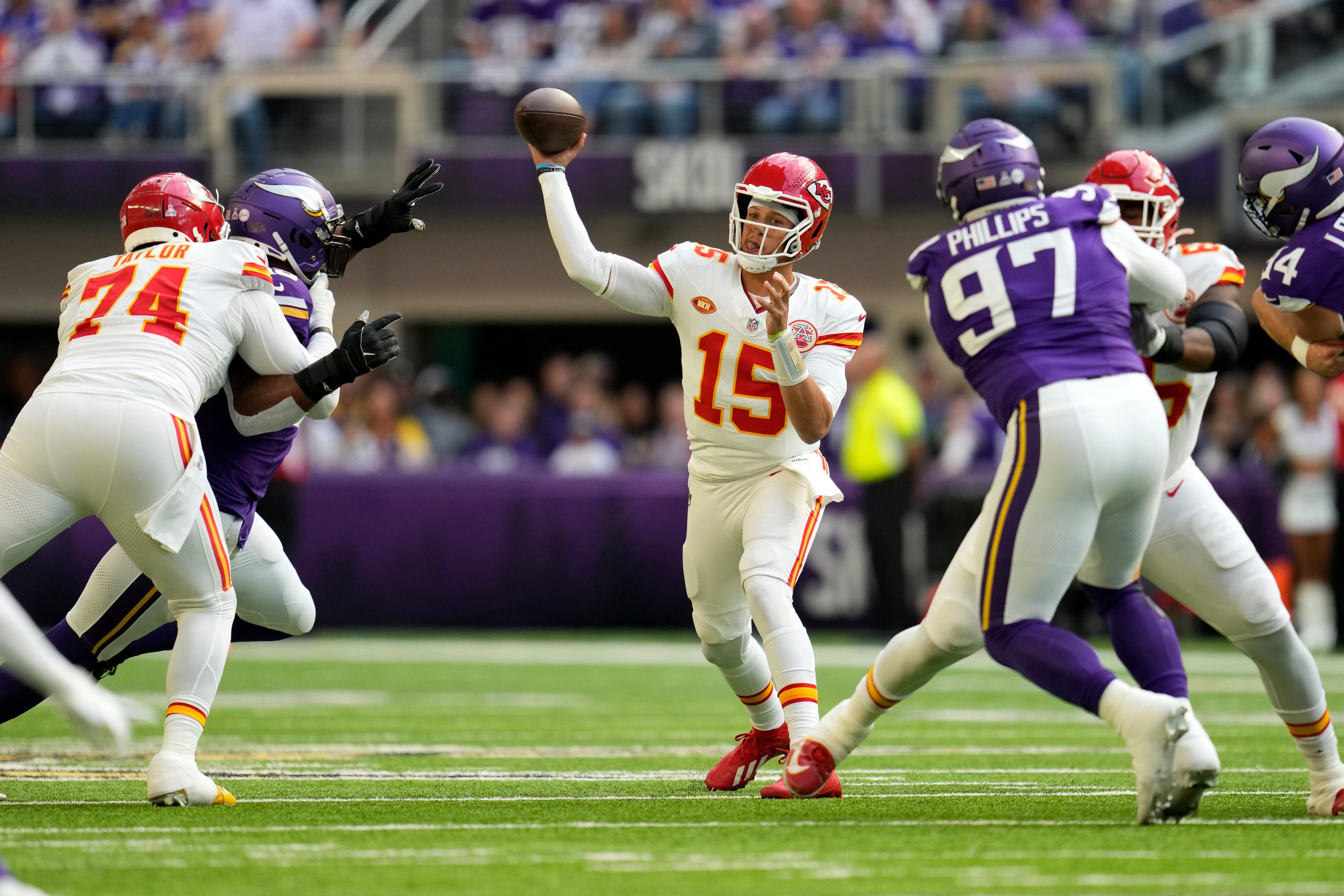 Patrick Mahomes' incredible touchdown toss to Travis Kelce sends social  media into frenzy