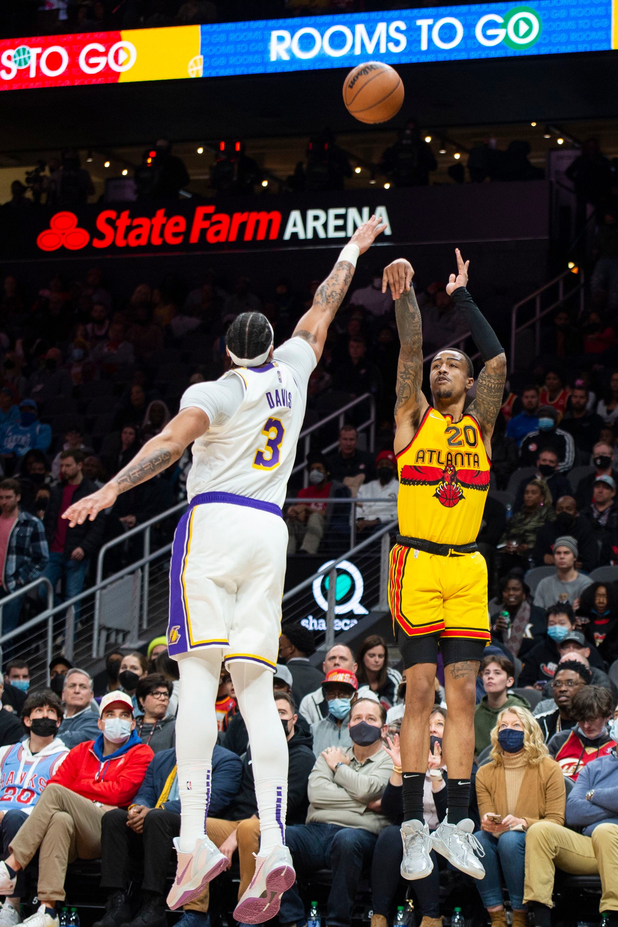 Young's 36 points help streaking Hawks drop Lakers