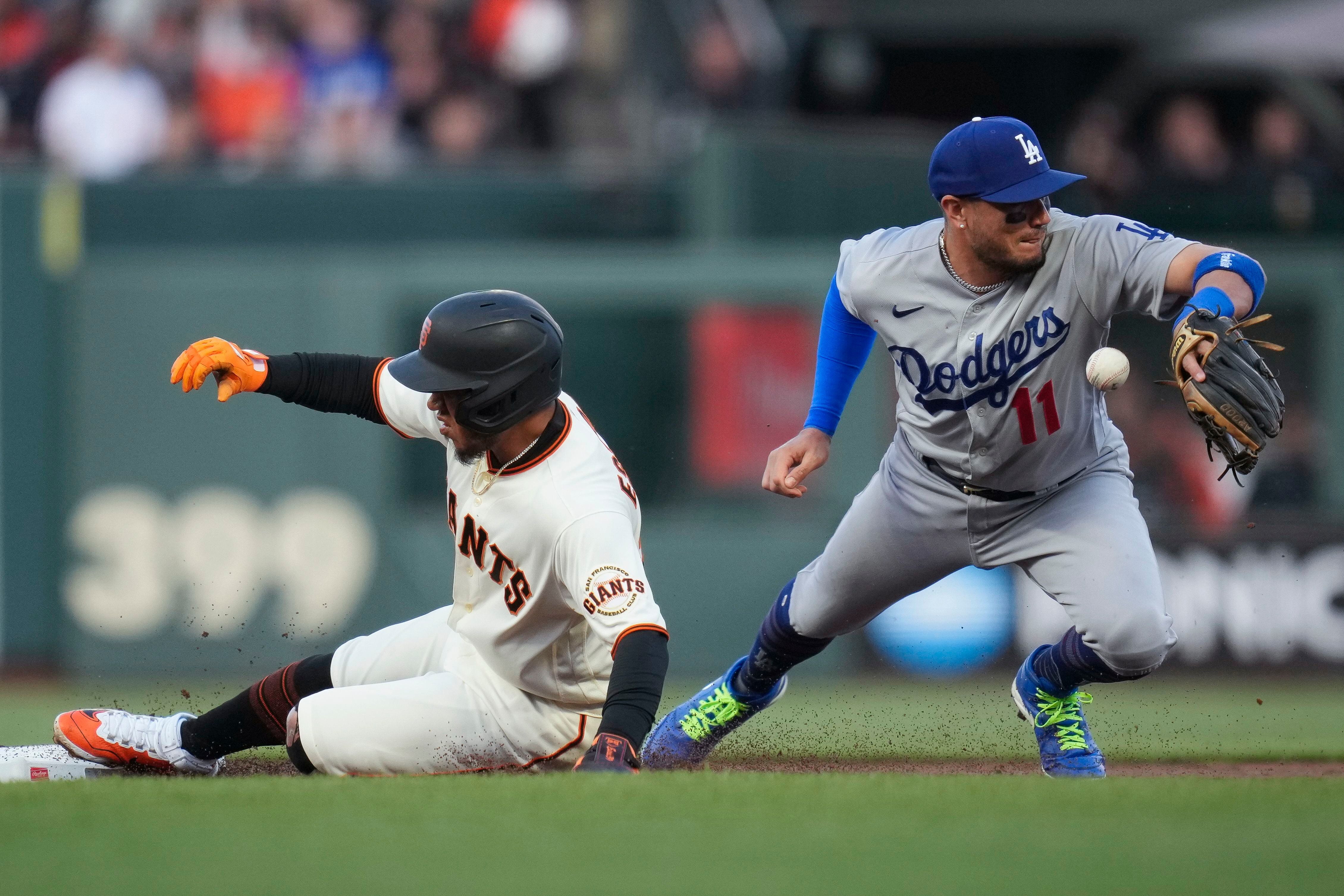 Muncy hits 2 more homers, powers Dodgers past Giants 10-5