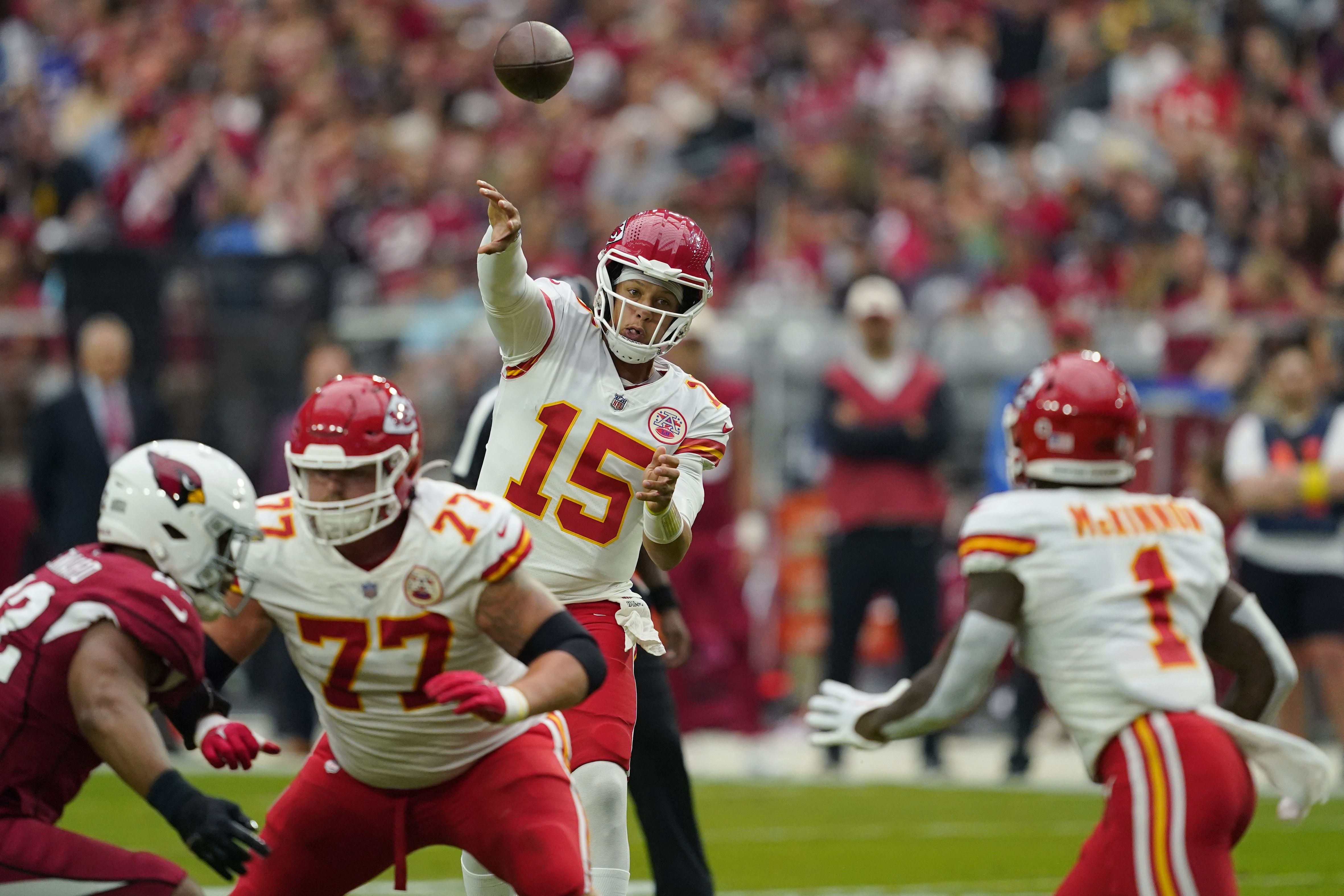 Patrick Mahomes throws for five touchdowns as Chiefs down Cardinals