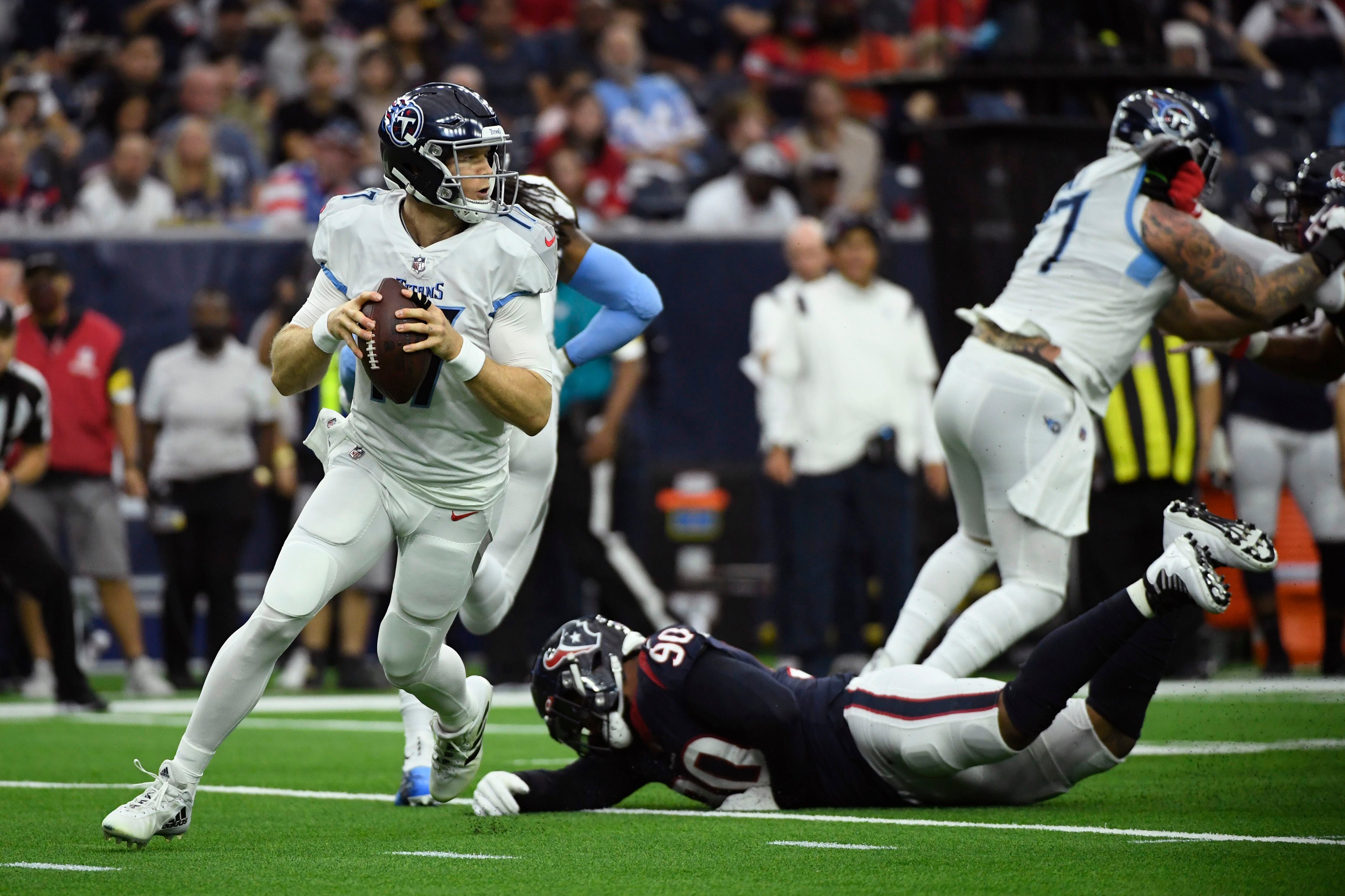 Titans clinch AFC's top seed with 28-25 win over Texans