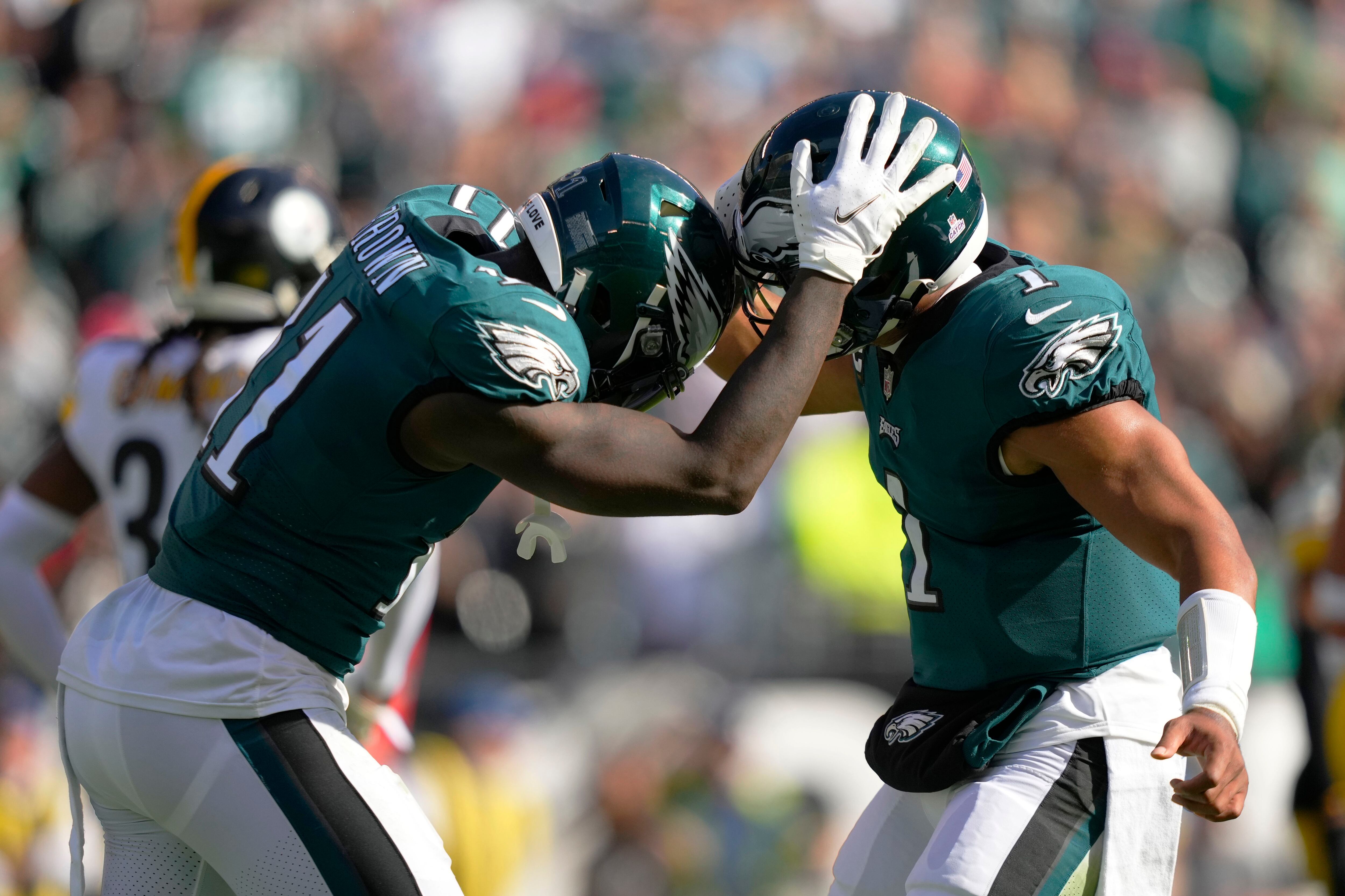 Philadephia Eagles Donovan McNabb talks with wide receiver Terrell