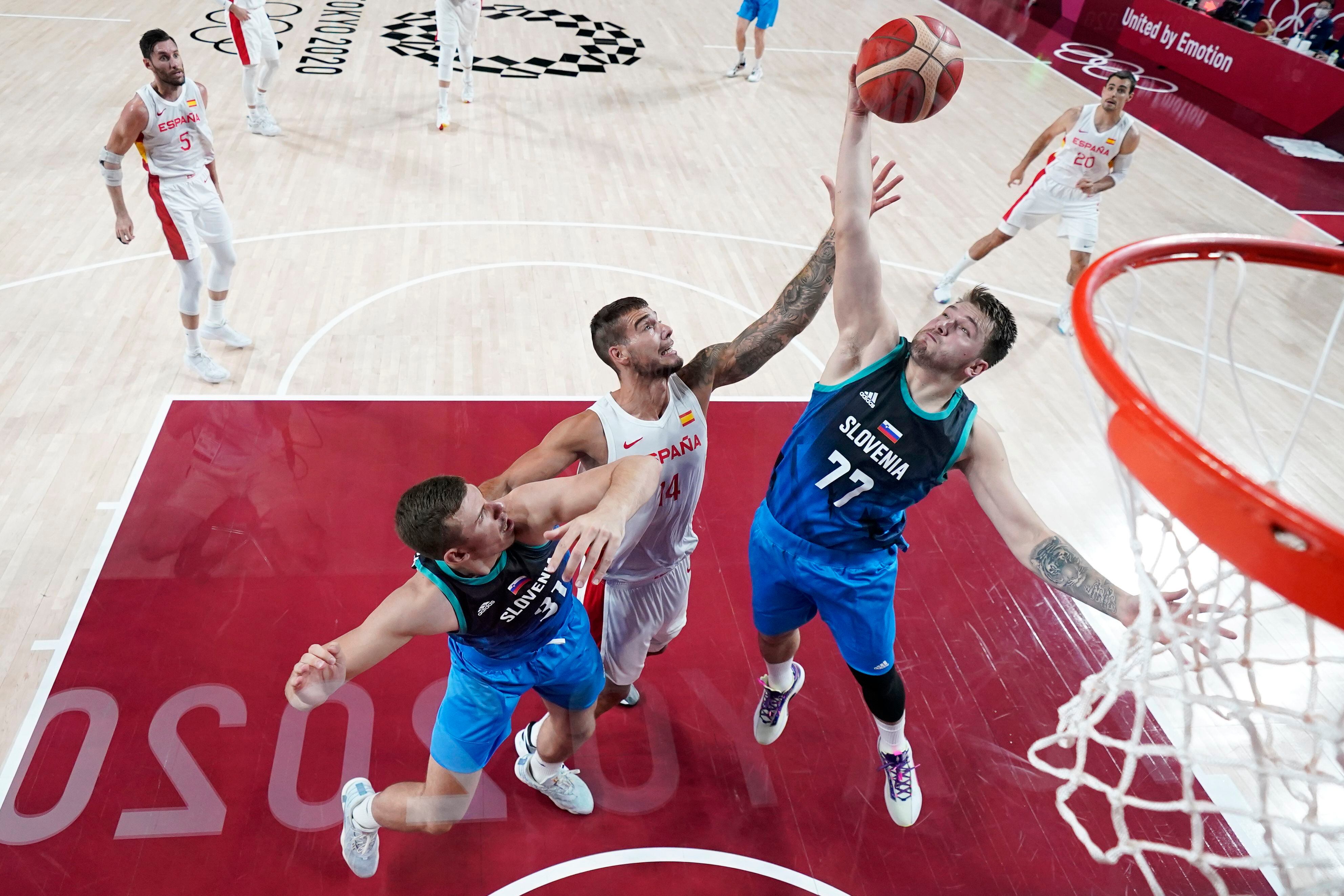 Brotherly love. Dragic & Doncic at Slovenia-Serbia final Eurobasket