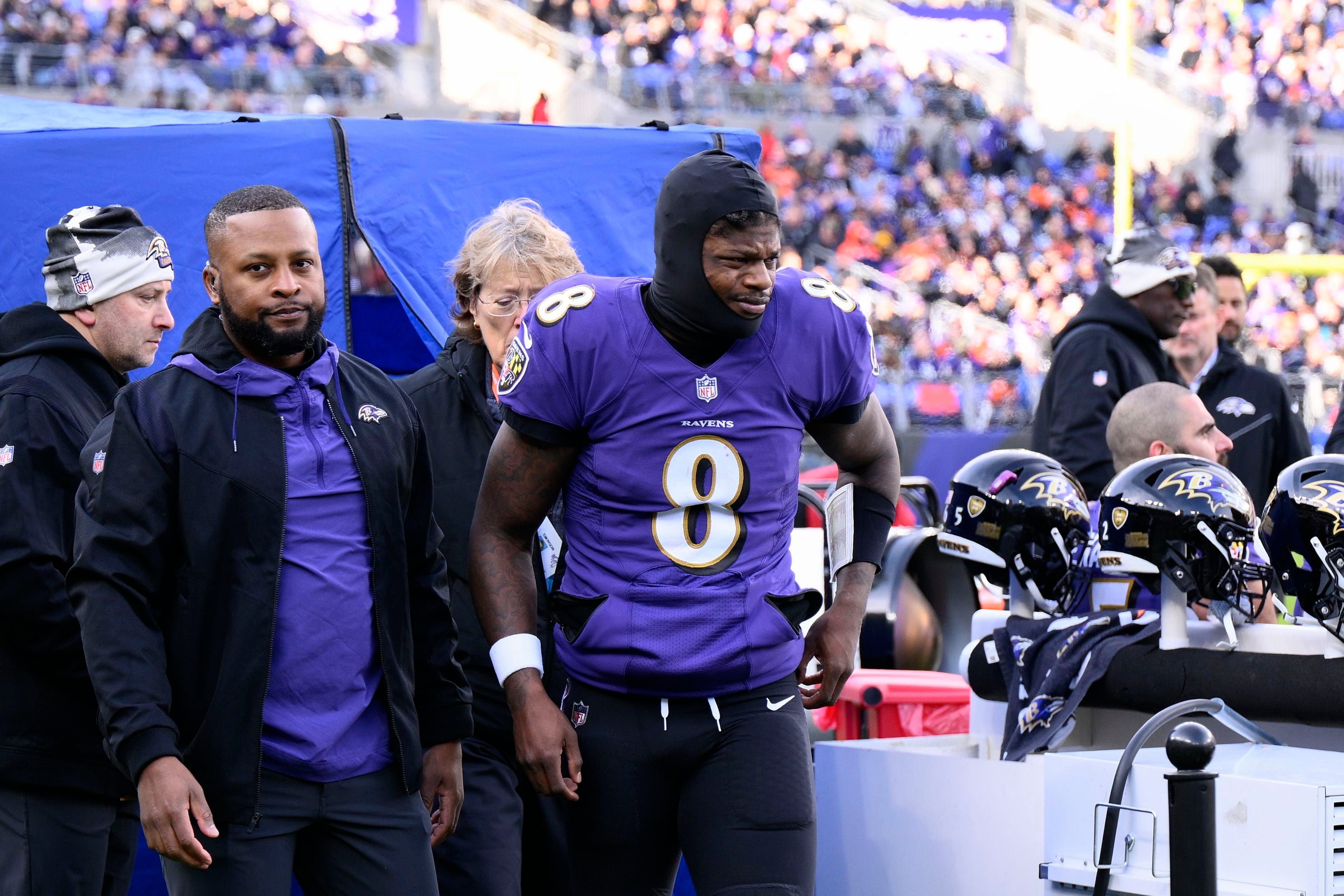 Lamar Jackson leaves Ravens game with apparent injury