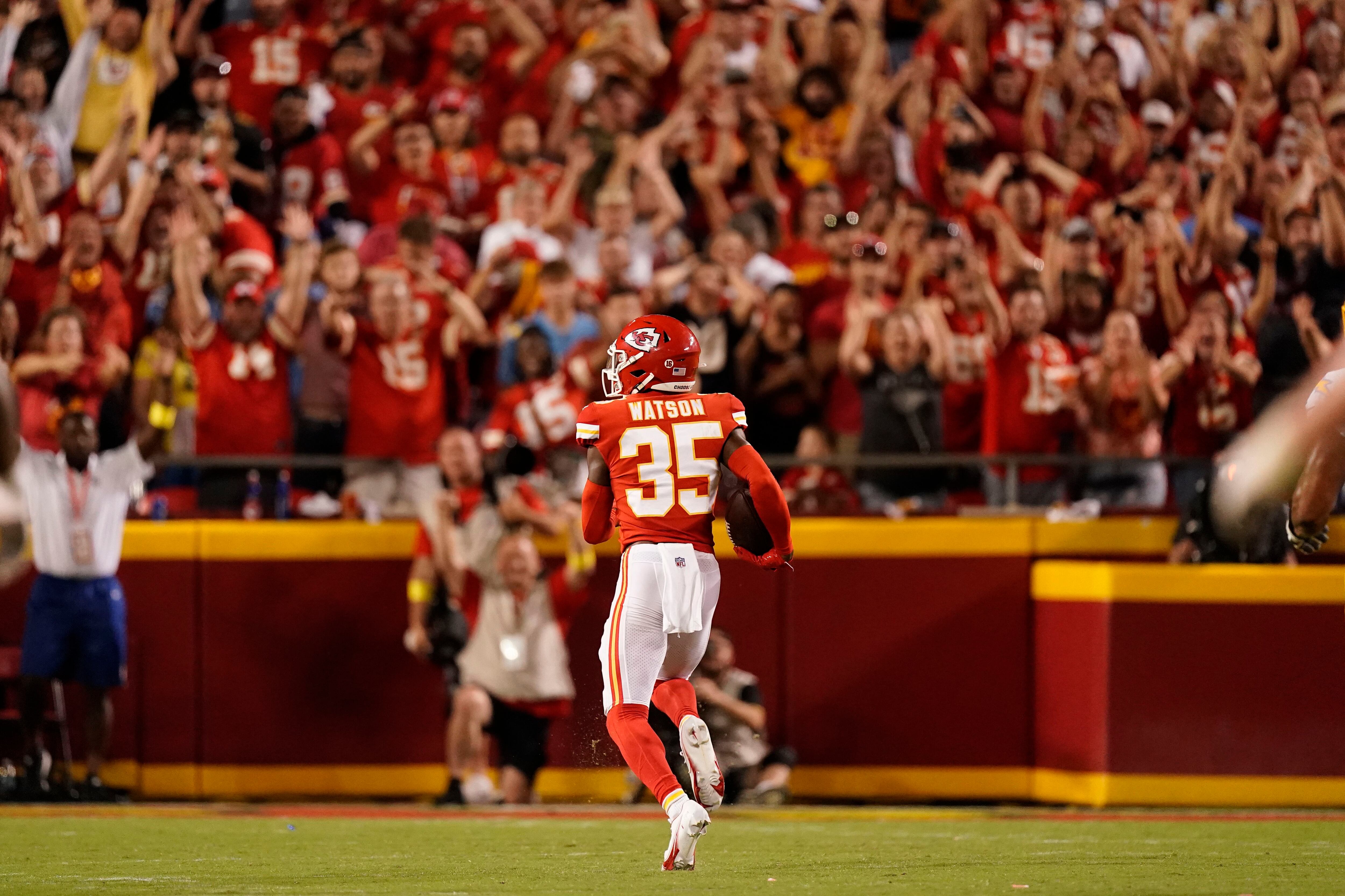 Chiefs RB Clyde Edwards-Helaire calls for help from Mahomes after plane  troubles