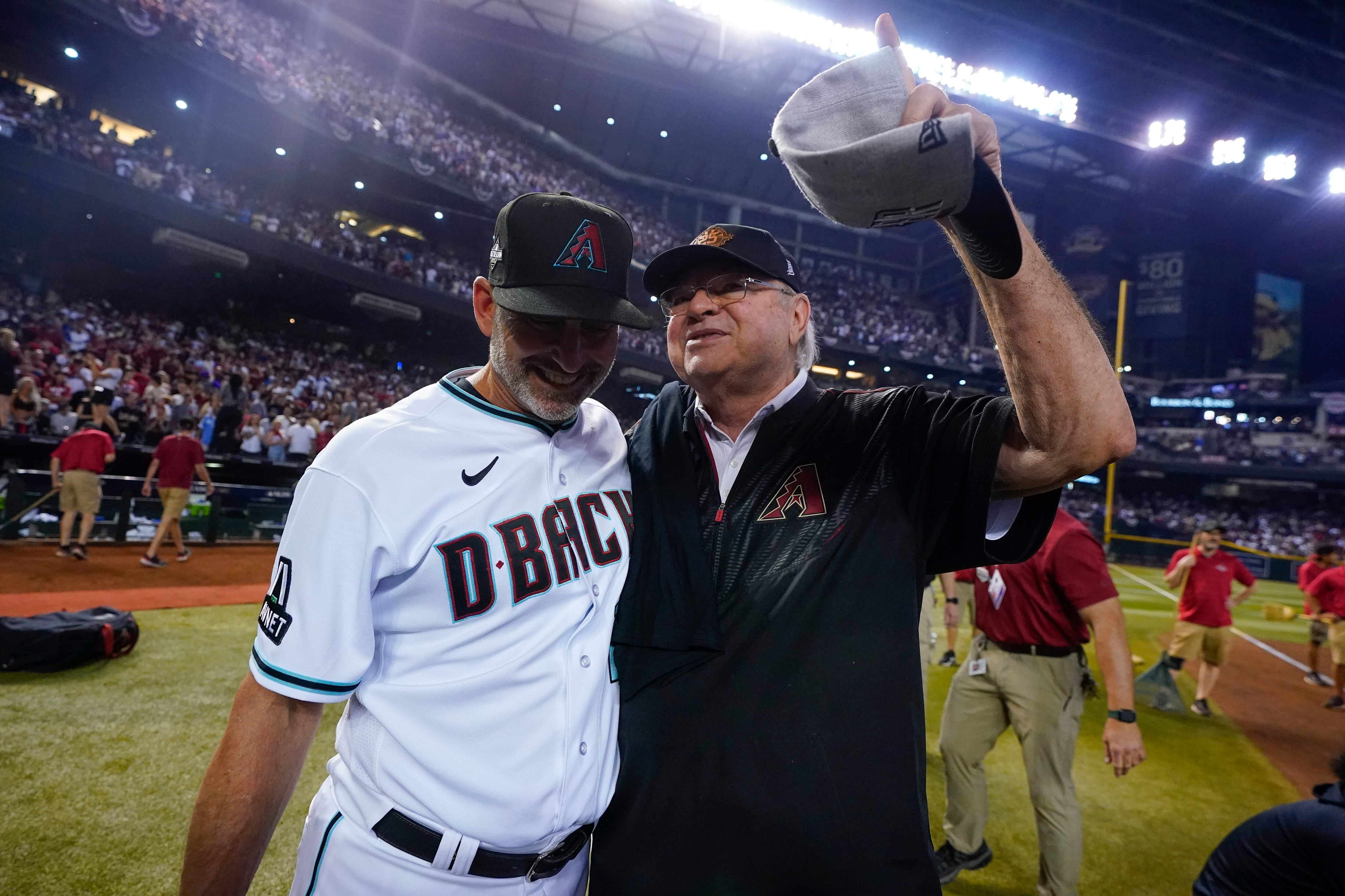 D-backs slug 4 homers in record-setting barrage, sweep Dodgers