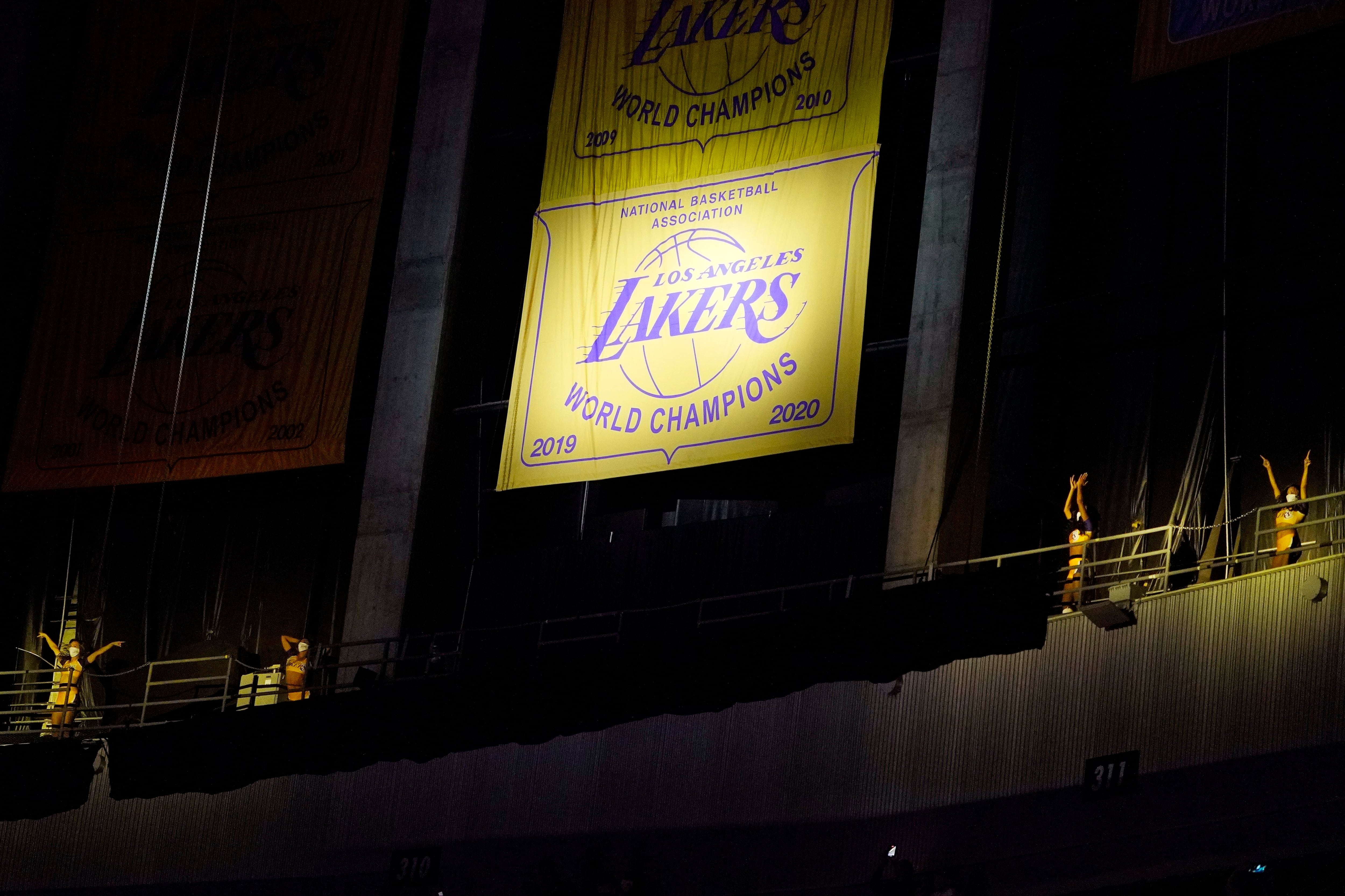 Lakers unveil 2020 NBA championship banner ahead of game vs. Rockets 