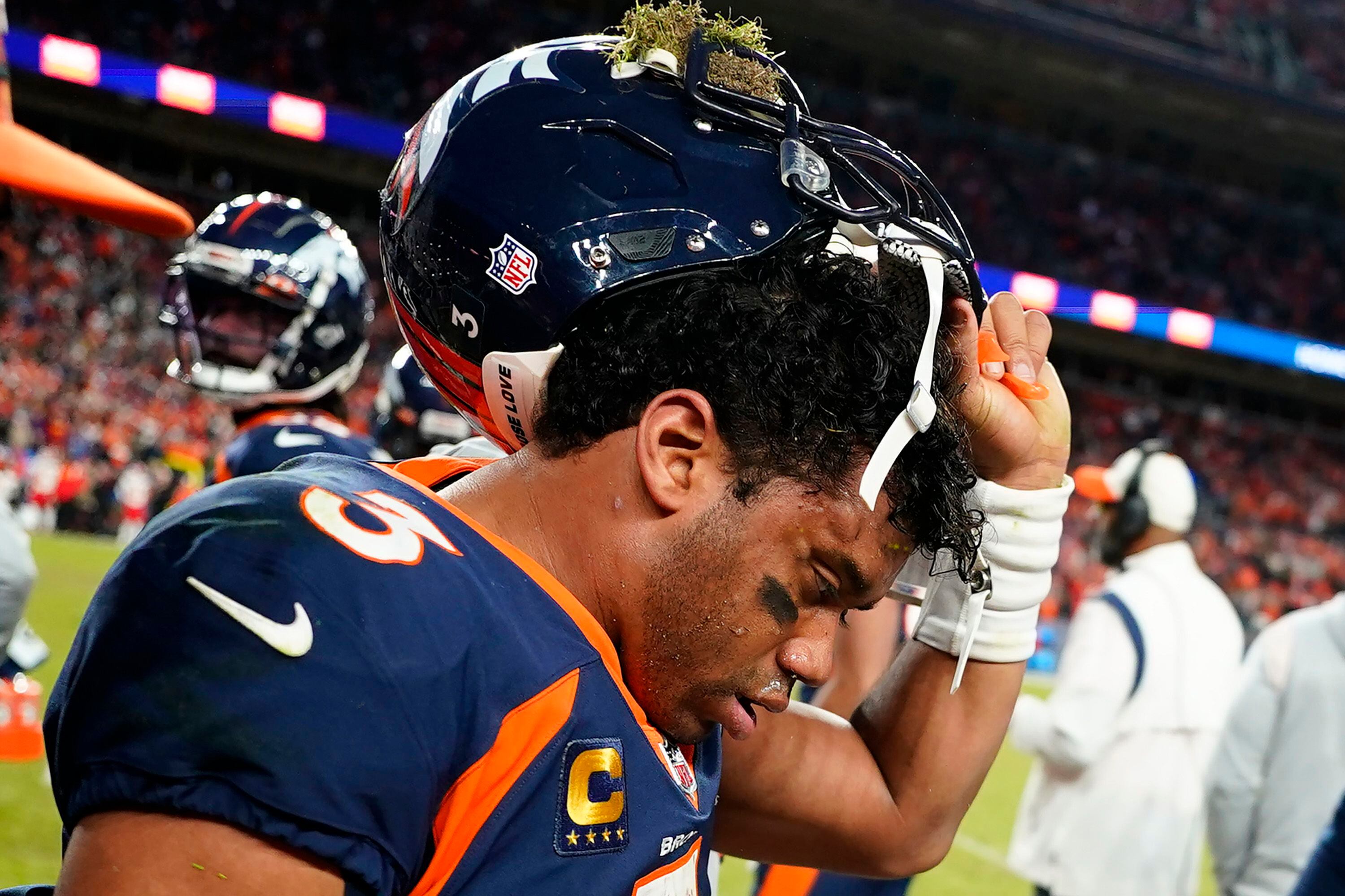 Russell Wilson reacts to Denver fans booing during ugly win over Texans