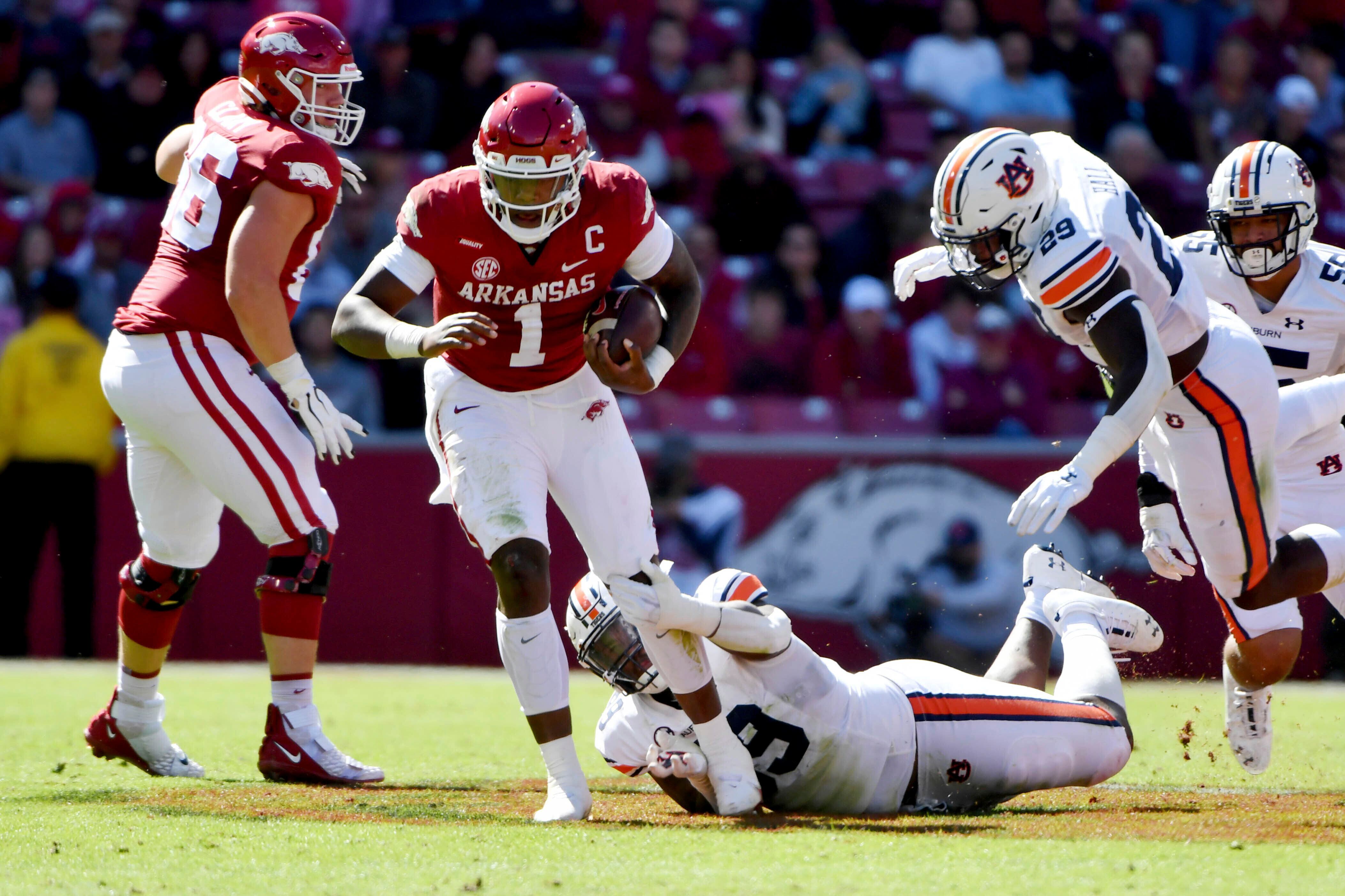 WATCH: Arkansas S Jalen Catalon, OL Dalton Wagner on preseason scrimmage