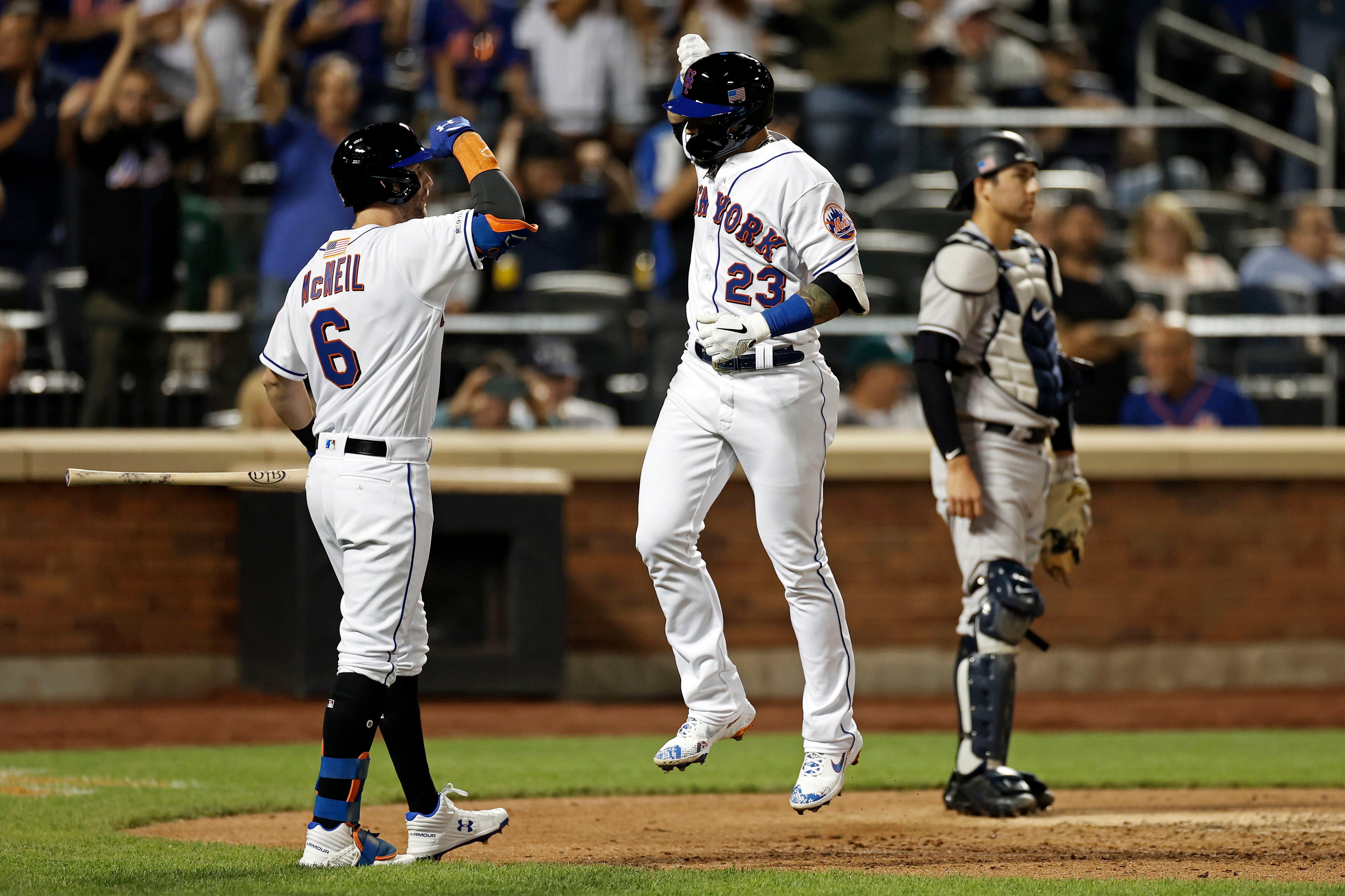 Syracuse Mets' Luke Voit catches pitch that hit him (video) - Sports  Illustrated