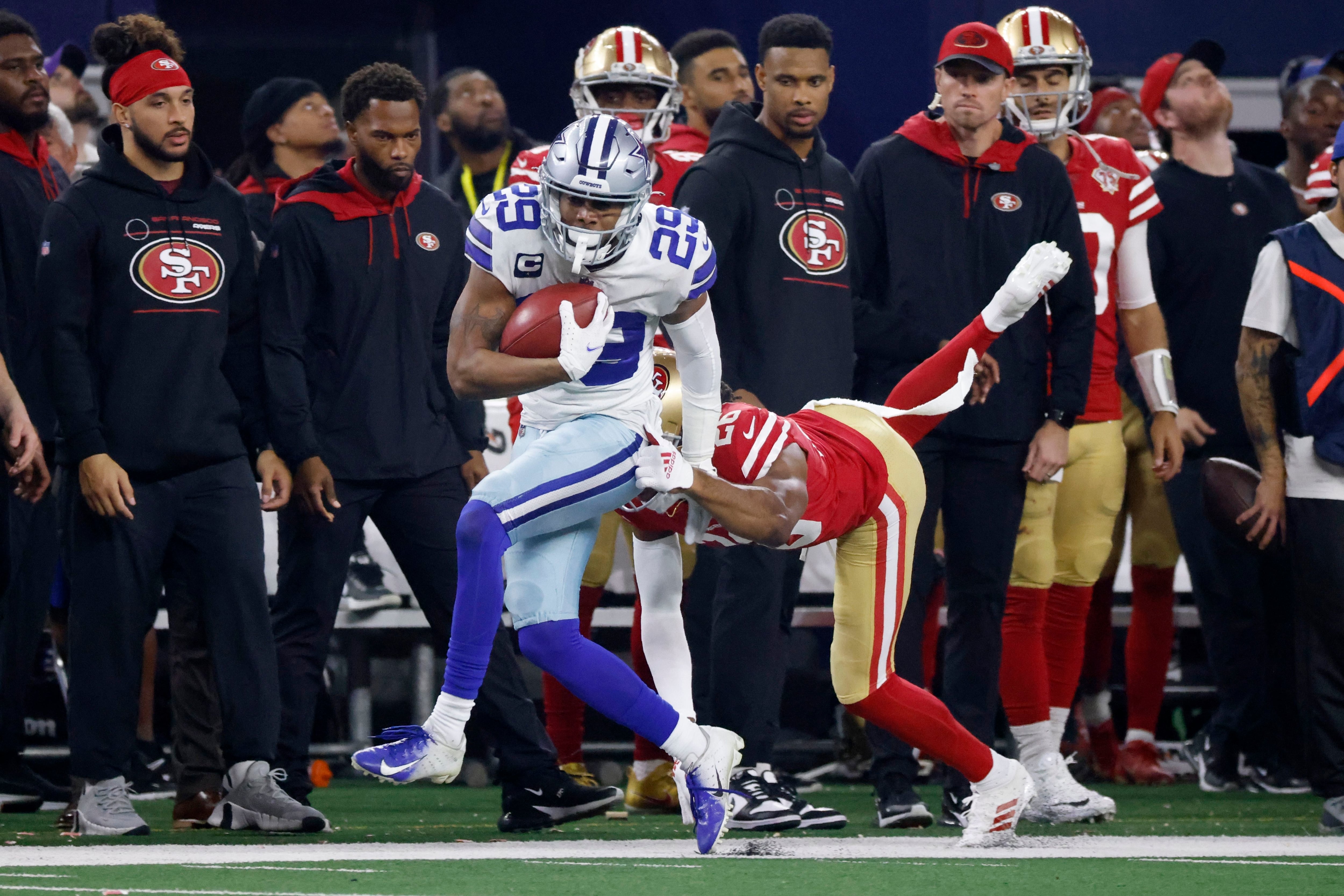 Cowboys misspell Leighton Vander Esch's last name on jersey for 49ers game