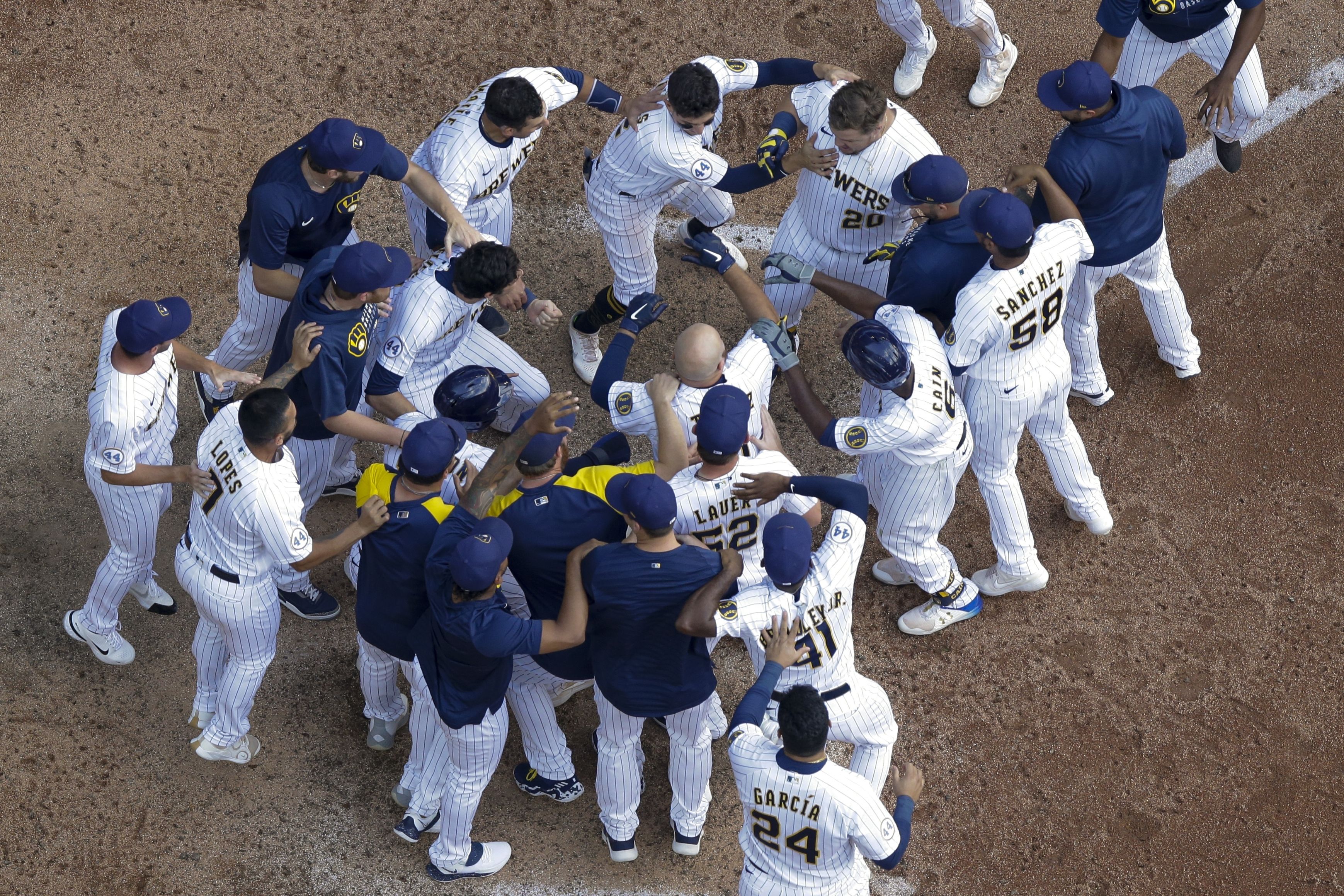 Vogelbach slam in 9th caps comeback, Brewers shock Cards 6-5