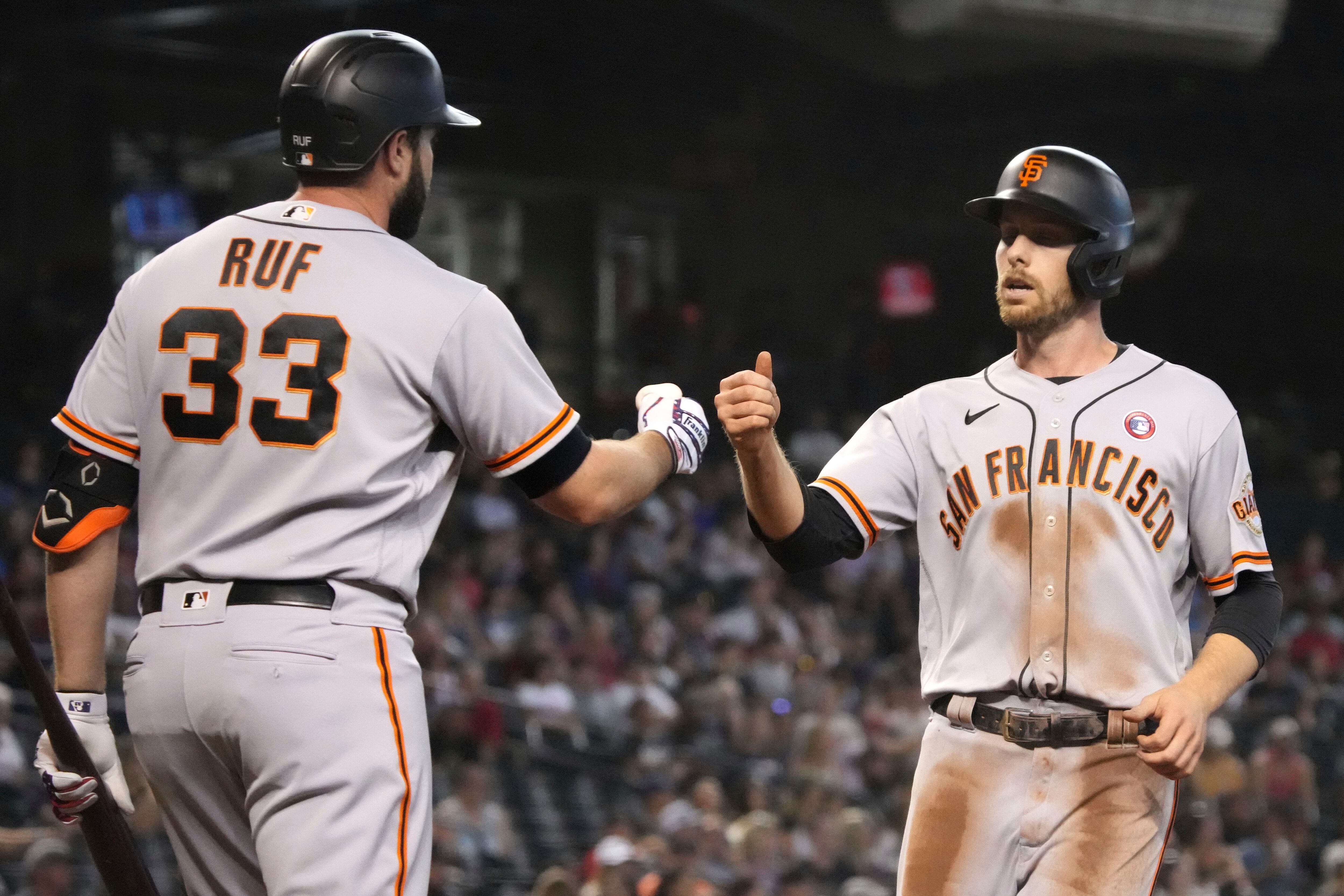 Buster Posey exits Giants game early with left thumb contusion