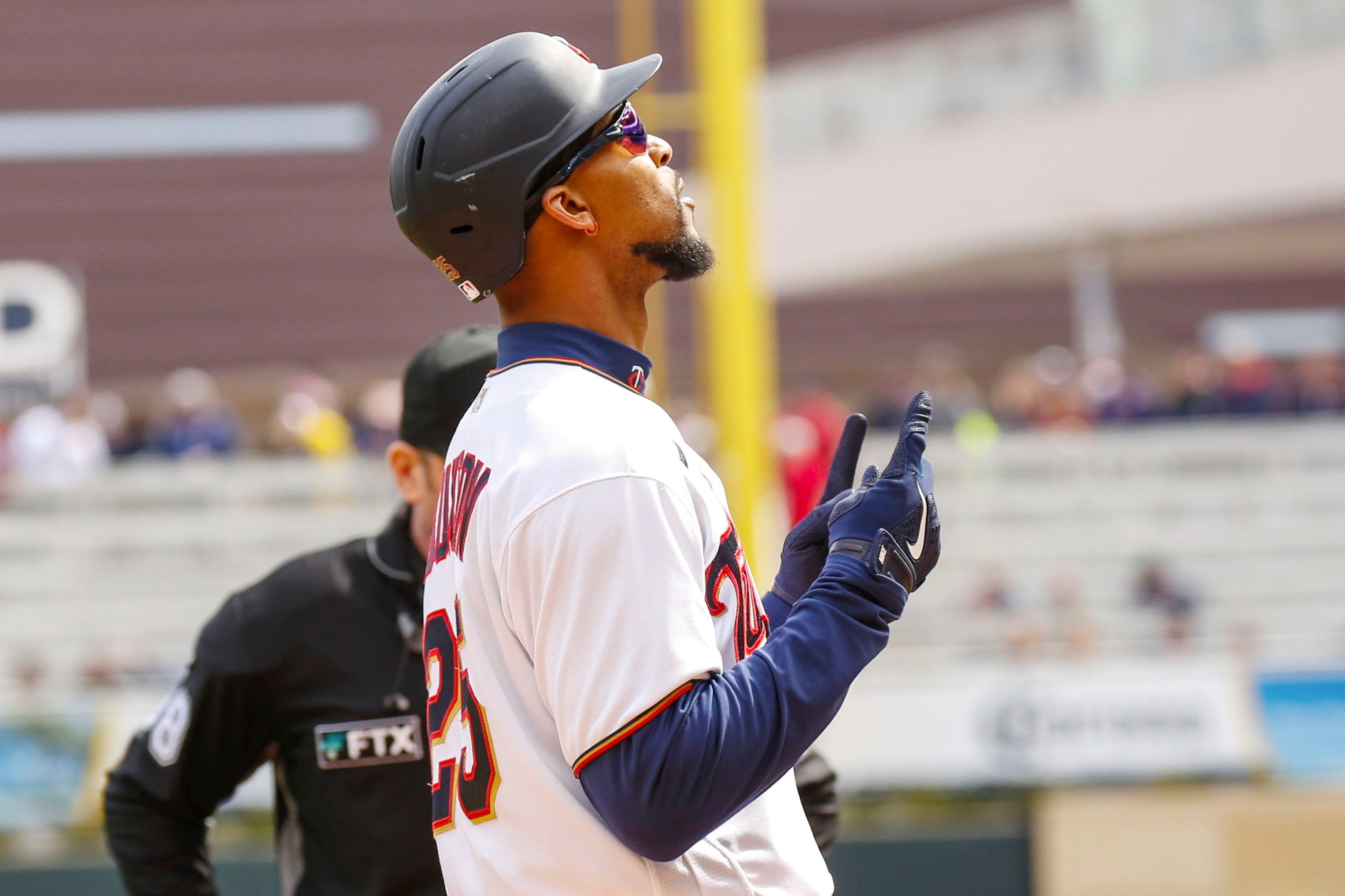 Sánchez slam leads Twins in 6-homer surge to beat Mariners